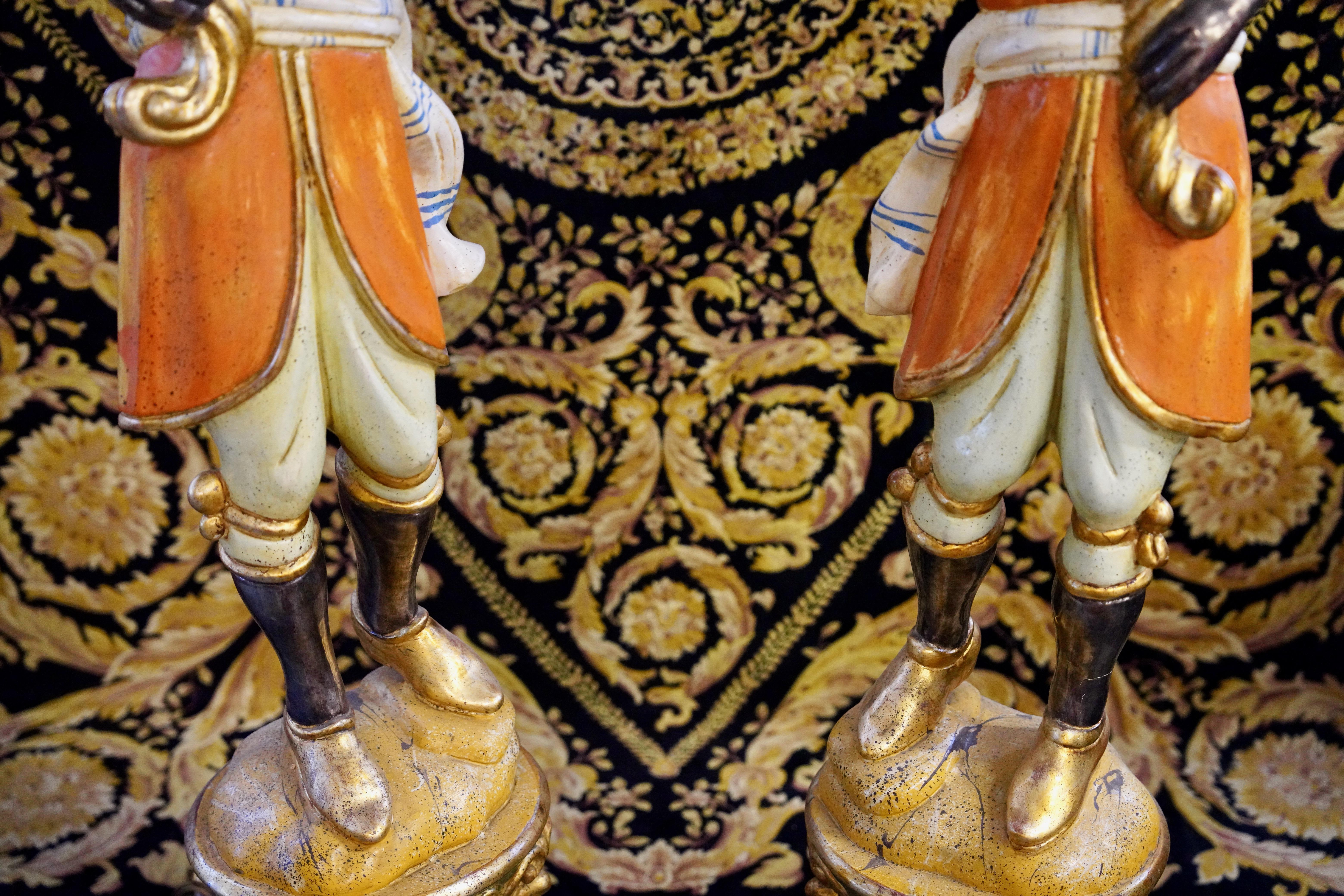 Legno massiccio Coppia di lampade da terra in stile barocco, figure di candelieri veneziani in vendita