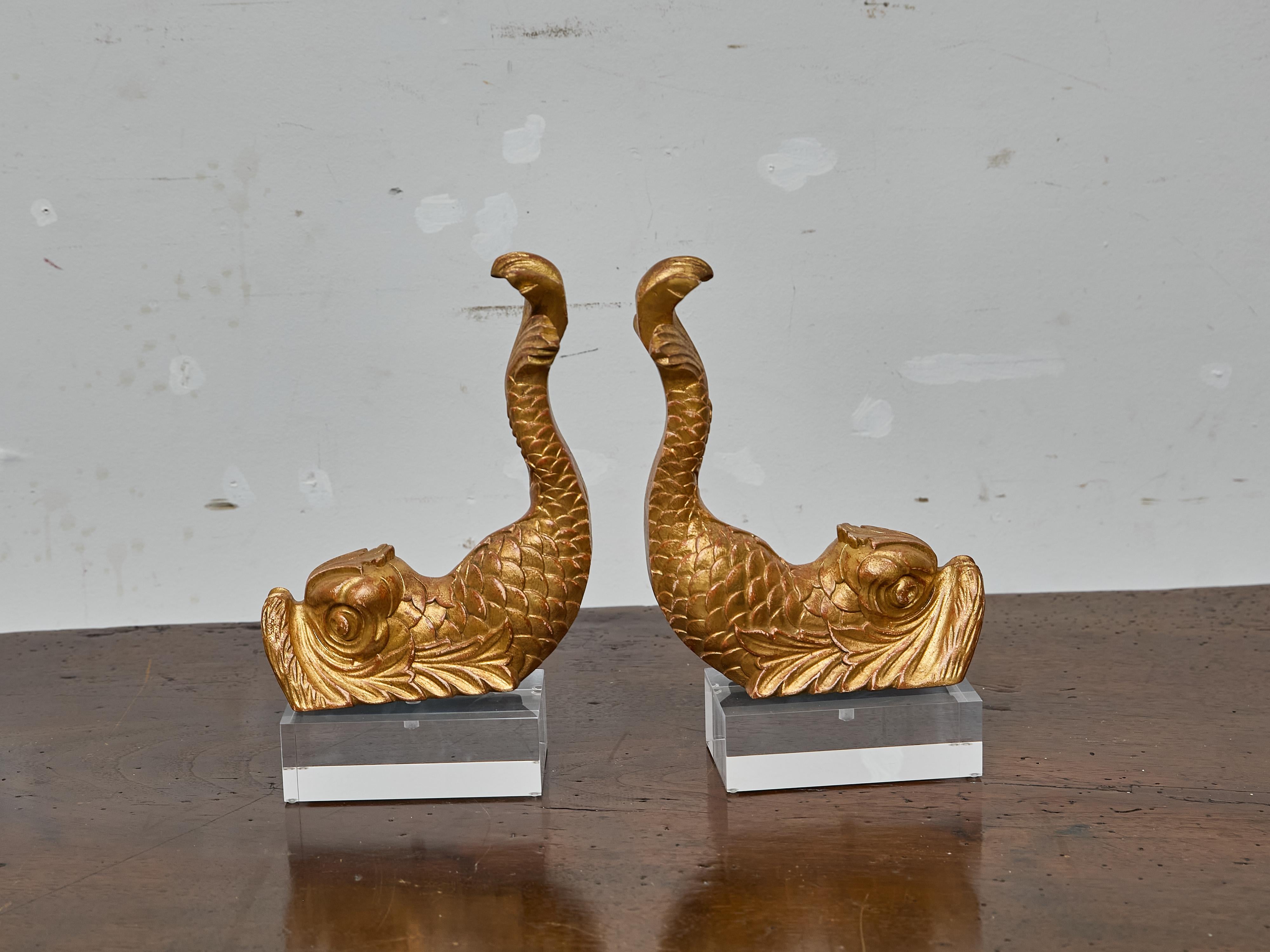 Barocco Coppia di sculture di delfini in legno dorato in stile barocco su basi in lucite, XIX secolo in vendita