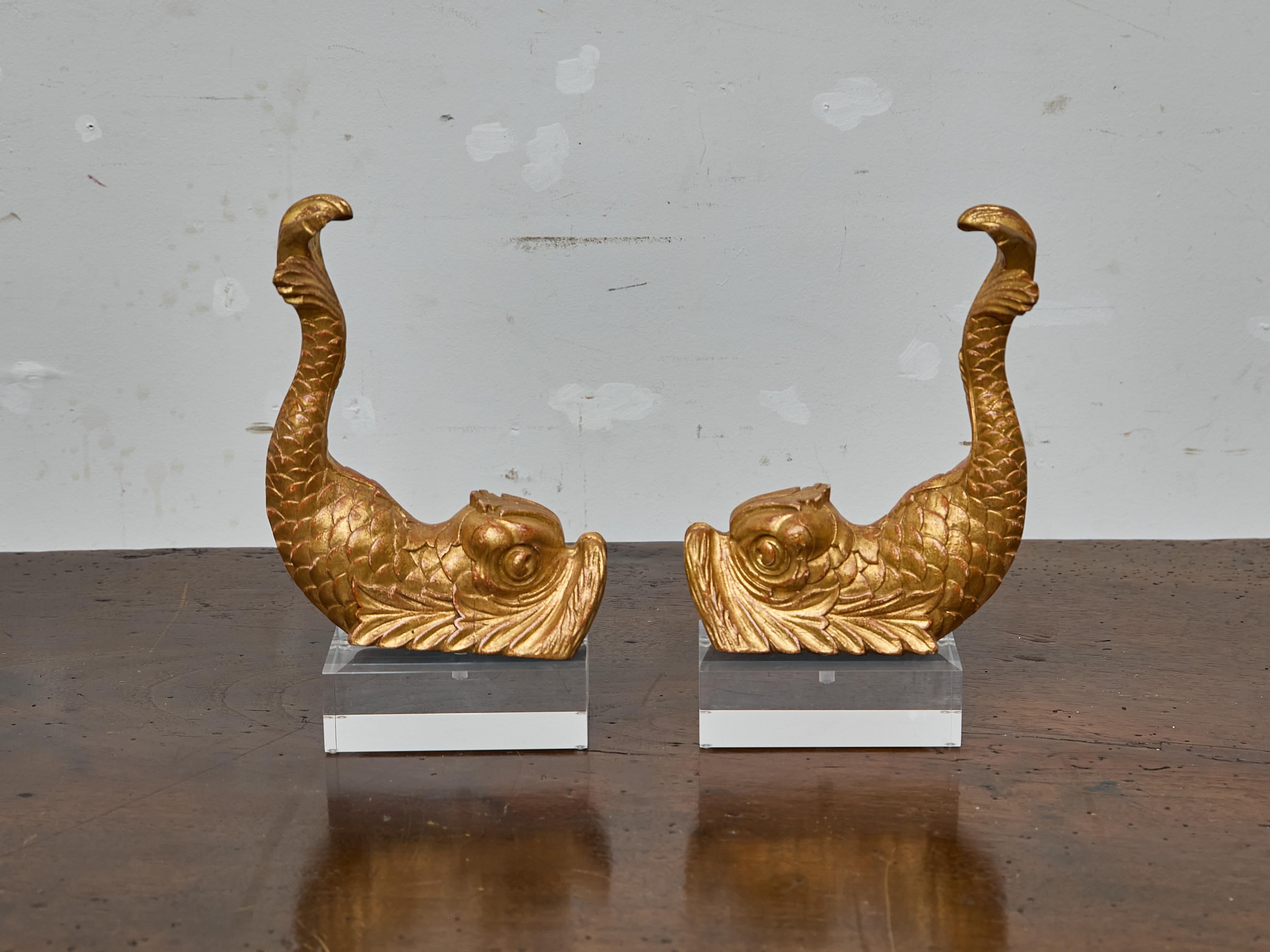 Intagliato Coppia di sculture di delfini in legno dorato in stile barocco su basi in lucite, XIX secolo in vendita