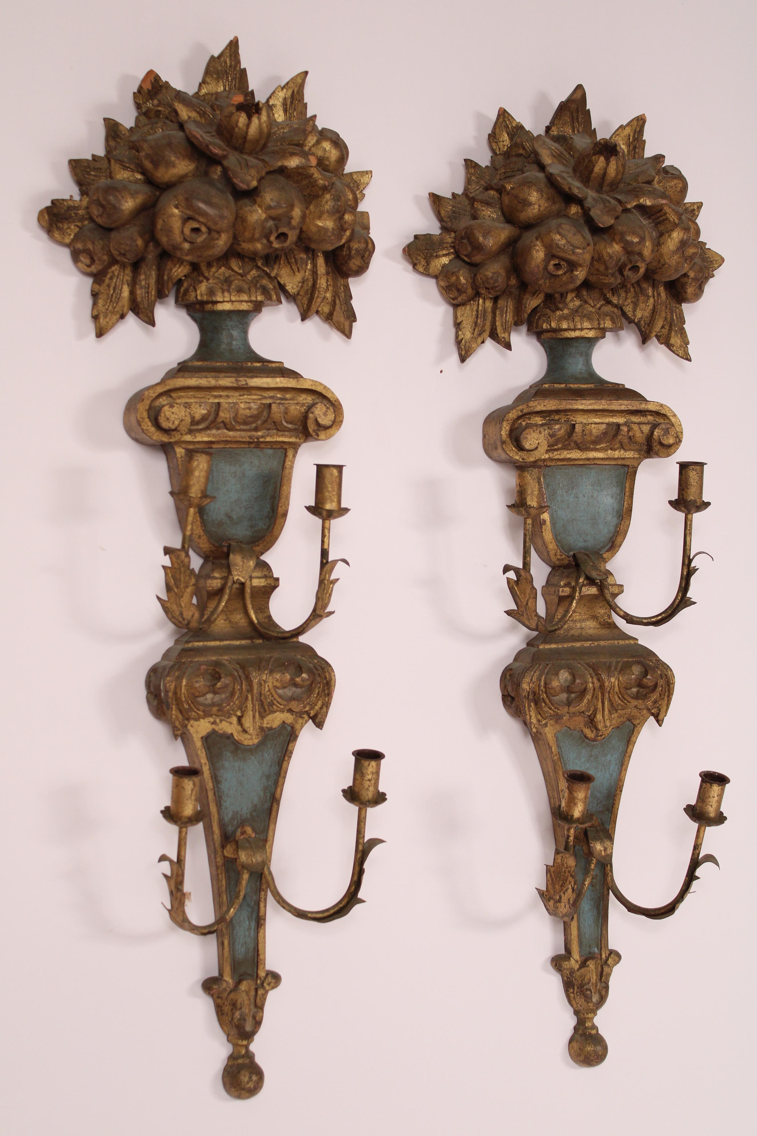Baroque Paire d'appliques murales à 4 lumières de style baroque peintes et décorées de dorures en vente