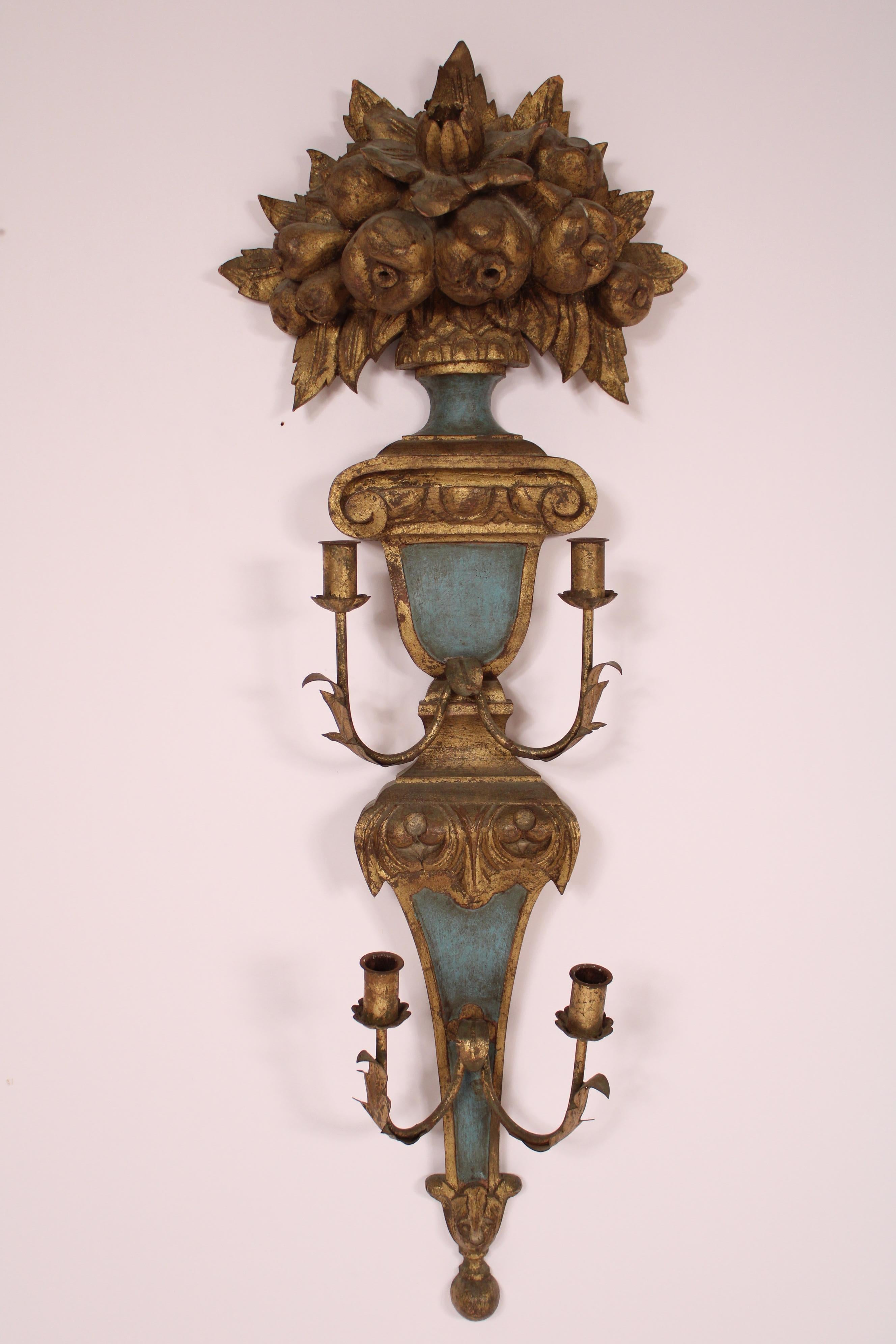 italien Paire d'appliques murales à 4 lumières de style baroque peintes et décorées de dorures en vente