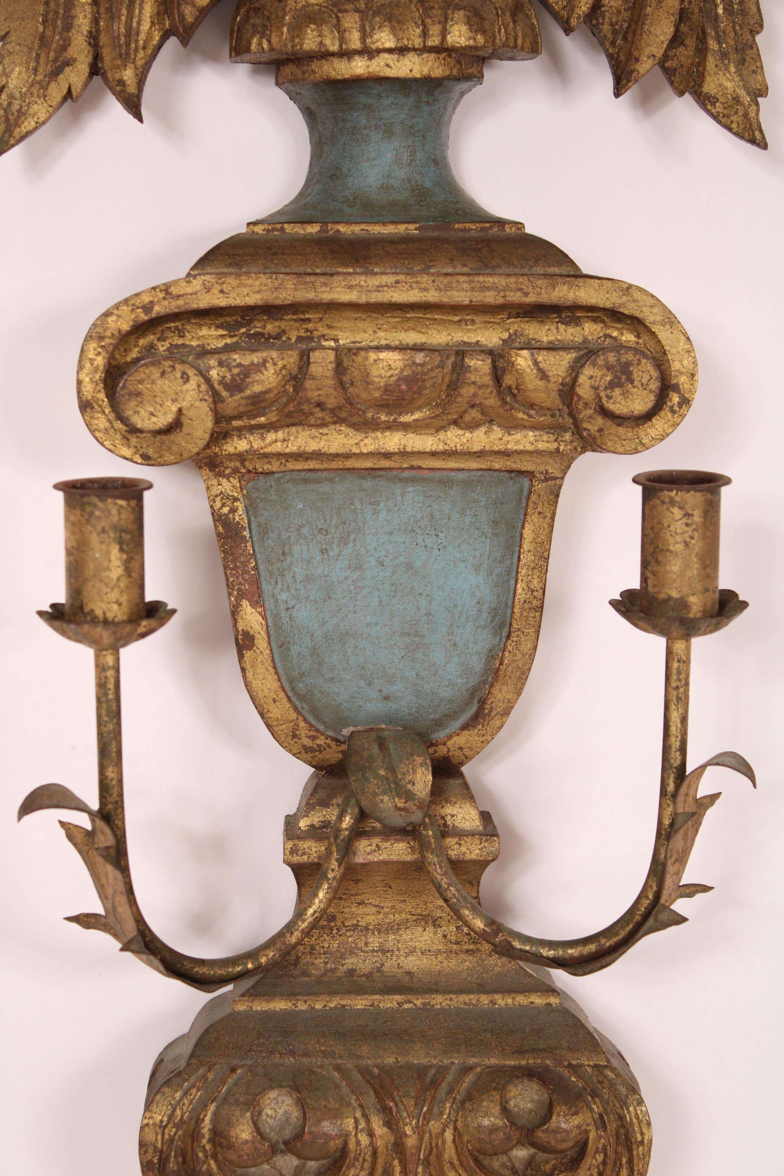 Fin du 20e siècle Paire d'appliques murales à 4 lumières de style baroque peintes et décorées de dorures en vente