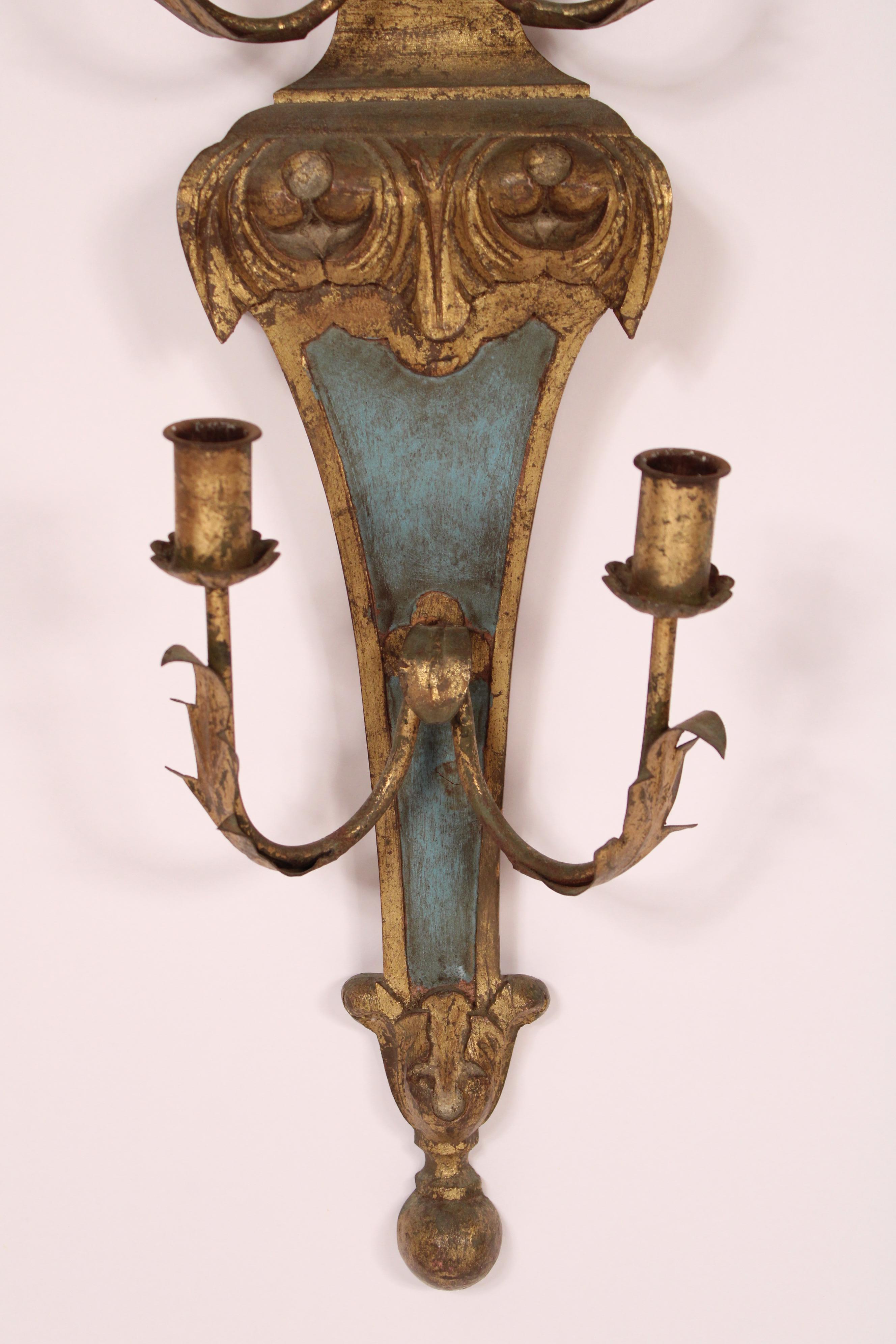 Métal Paire d'appliques murales à 4 lumières de style baroque peintes et décorées de dorures en vente