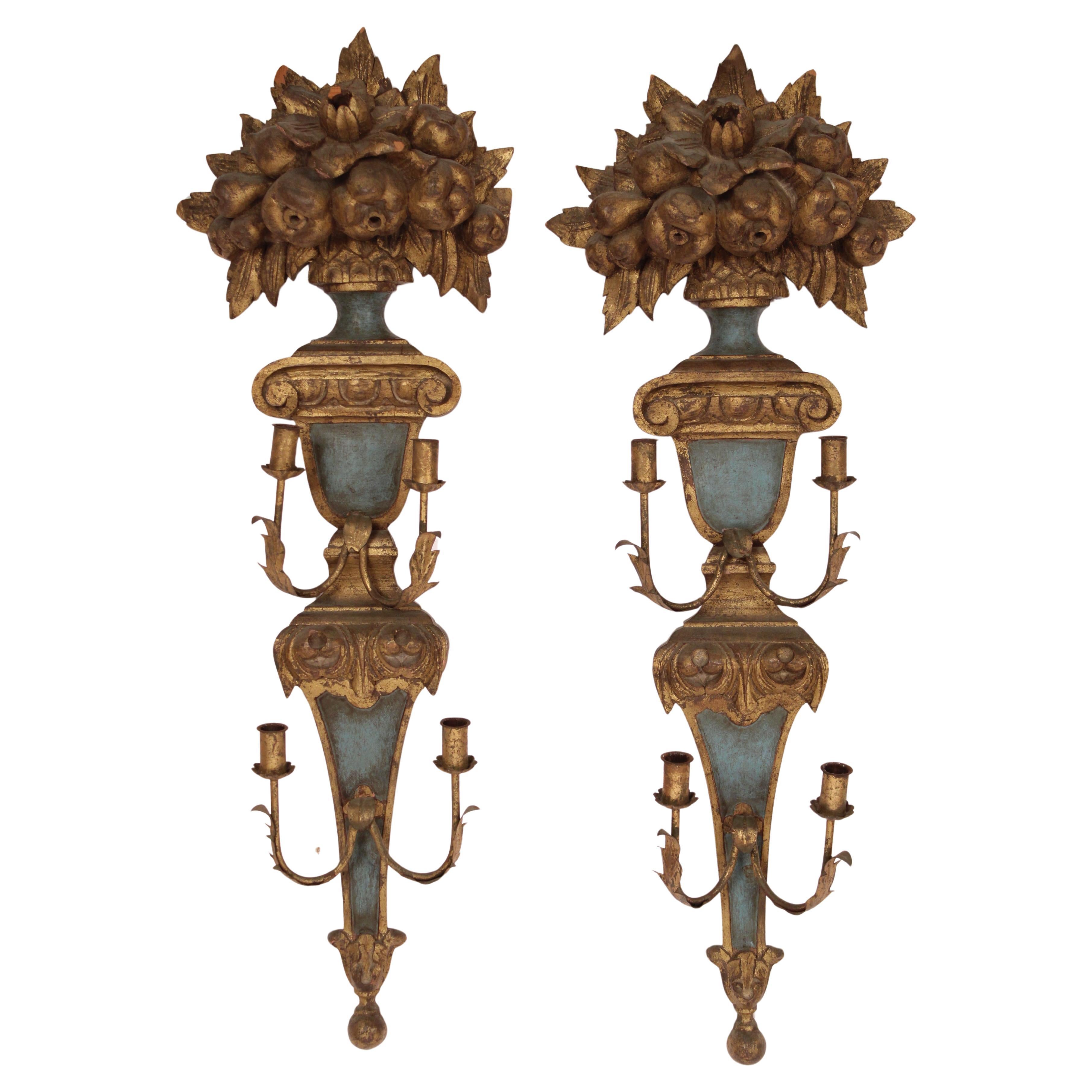 Paire d'appliques murales à 4 lumières de style baroque peintes et décorées de dorures en vente