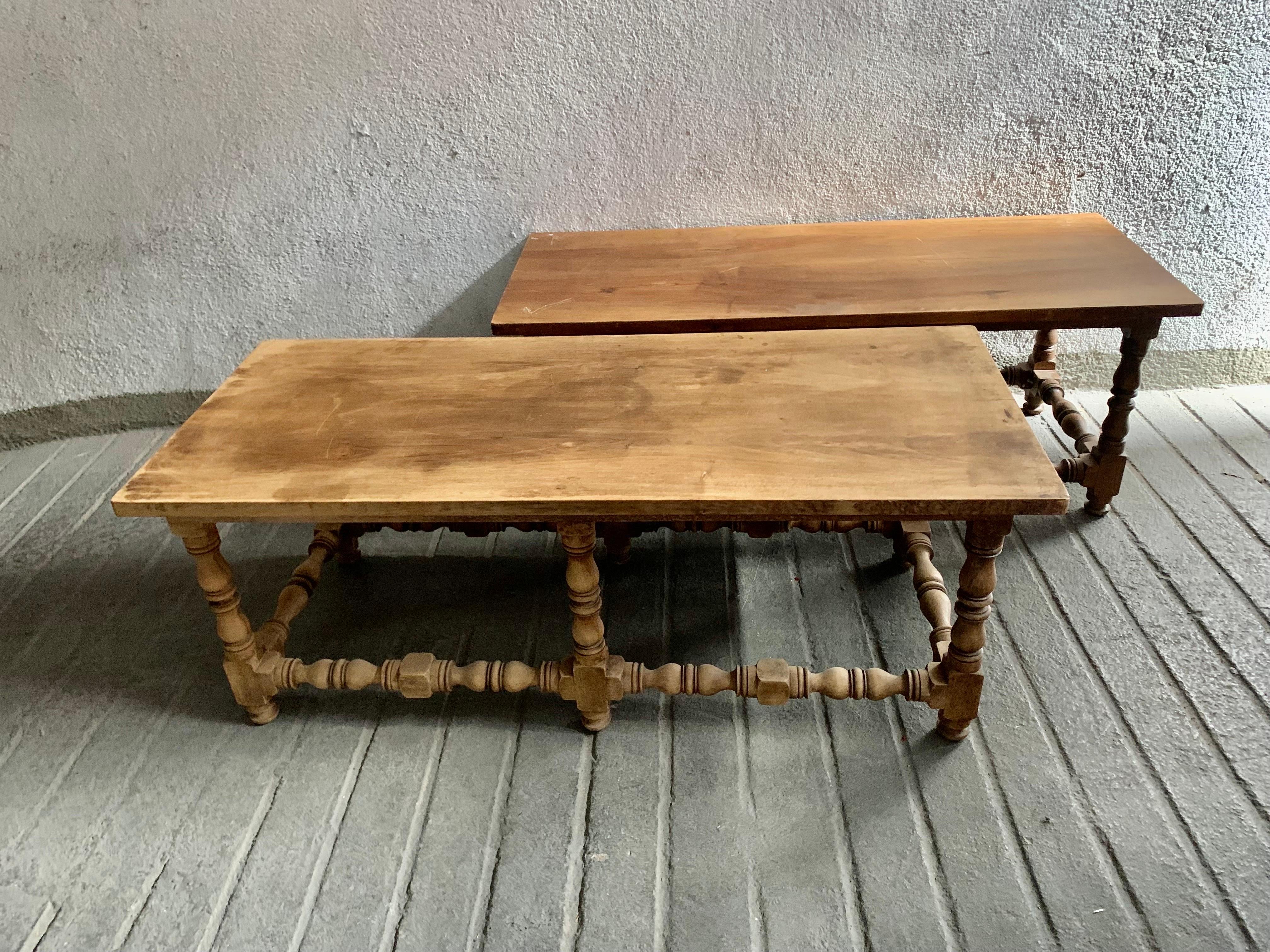 Ein Paar Hocker, die perfekt als niedriger Tisch dienen können, im spanischen Barockstil, aus dem frühen 20. Jahrhundert, aus Buchenholz mit gedrechselten Holzbeinen.