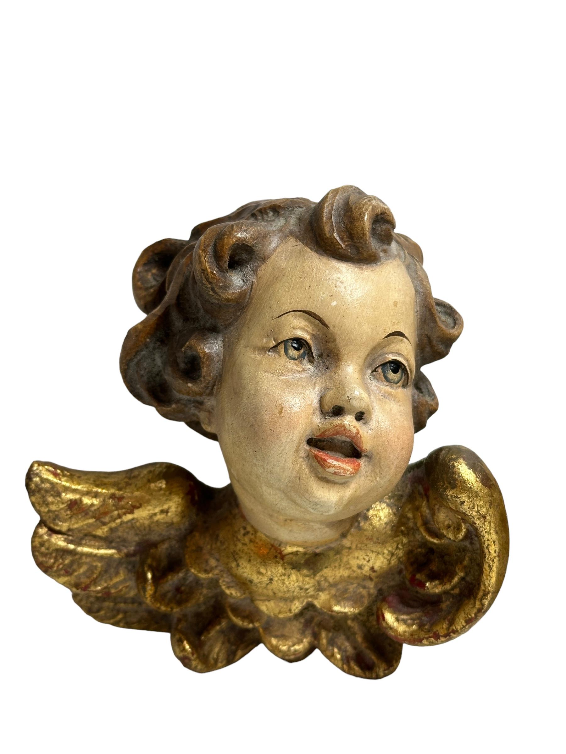 Une paire de magnifiques têtes d'ange chérubin sculptées et peintes à la main, trouvées lors d'une vente immobilière en Allemagne. Fabriqué par un sculpteur sur bois de la région d'Oberammergau, cette région est réputée pour ses sculptures sur bois.