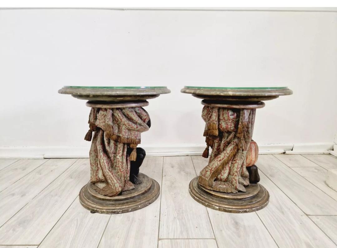 Ajoutez une touche d'élégance et d'histoire à votre pièce avec cette magnifique paire de tables Guéridon vénitiennes anciennes. Fabriquées en Italie, ces tables rondes présentent de superbes sculptures et une finition peinte multicolore. Les tables