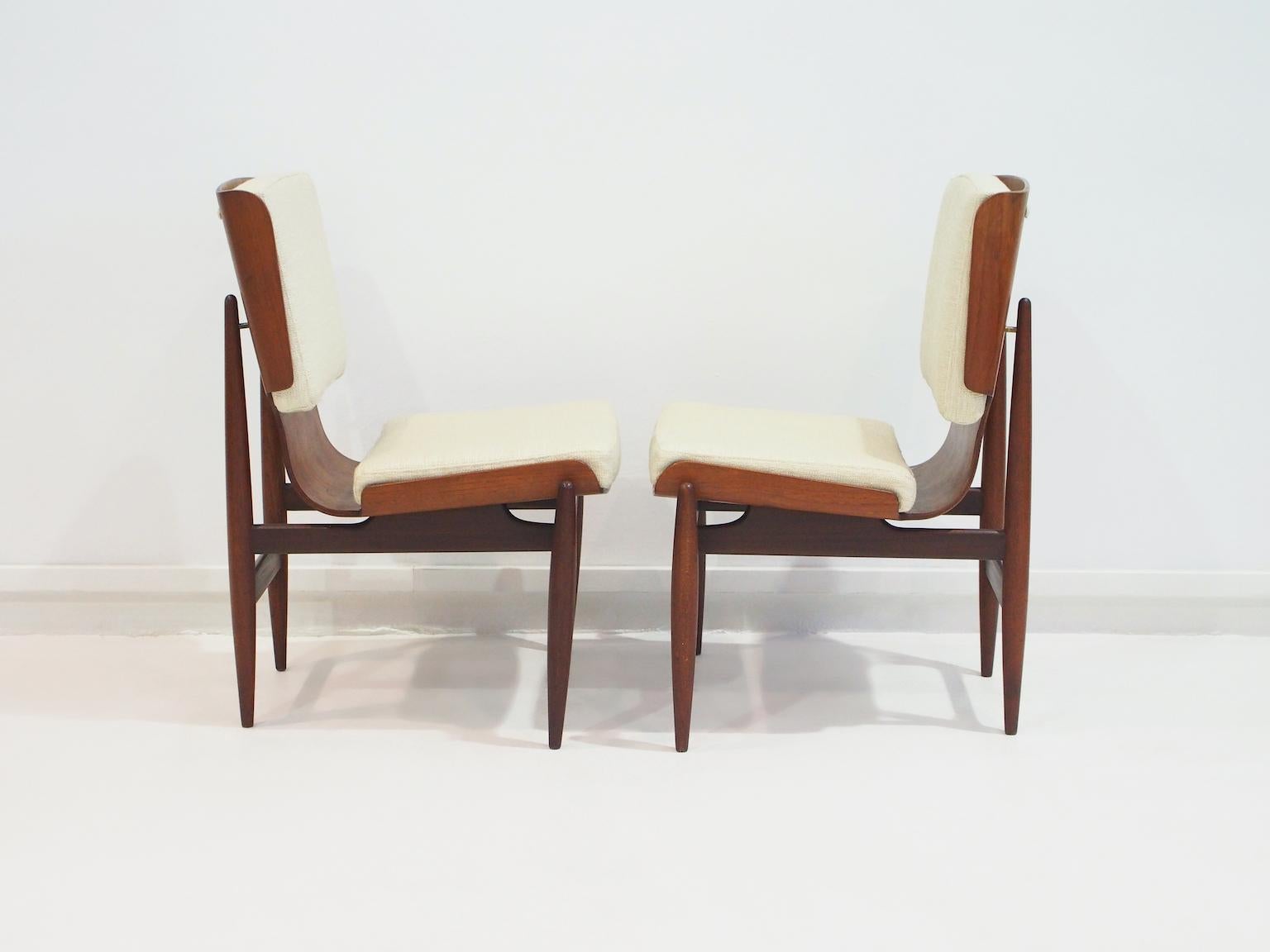 Paar Barovero Italienische Modernistische Holzbeistellstühle (20. Jahrhundert) im Angebot