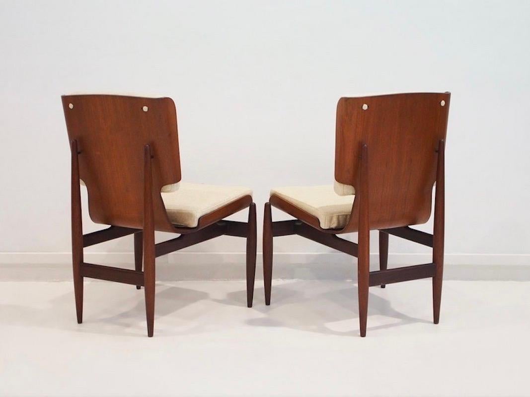 Paar Barovero Italienische Modernistische Holzbeistellstühle (Stoff) im Angebot