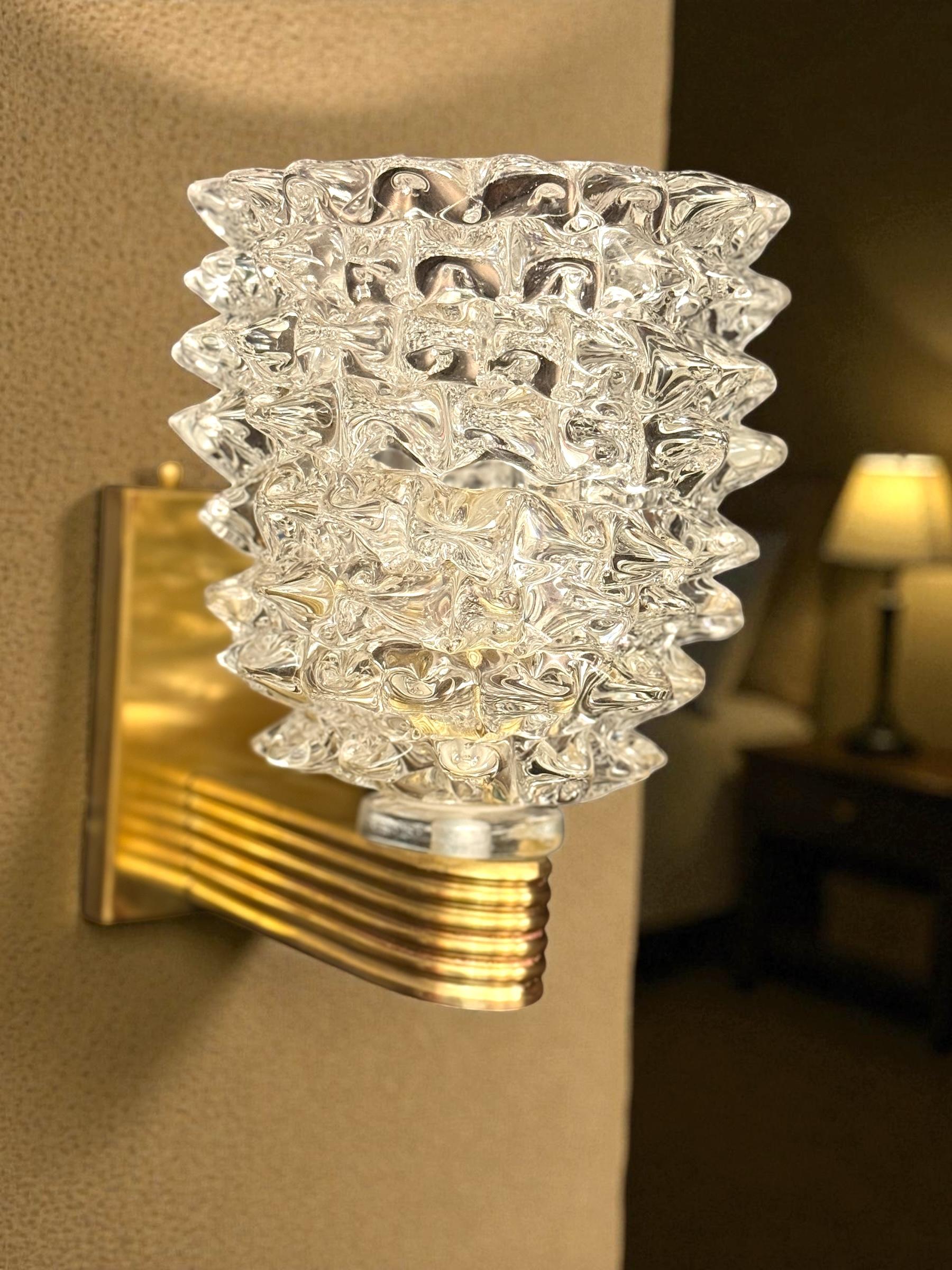 Un par de apliques de cristal de Murano Barovier Art Decó montados en latón con un precioso 