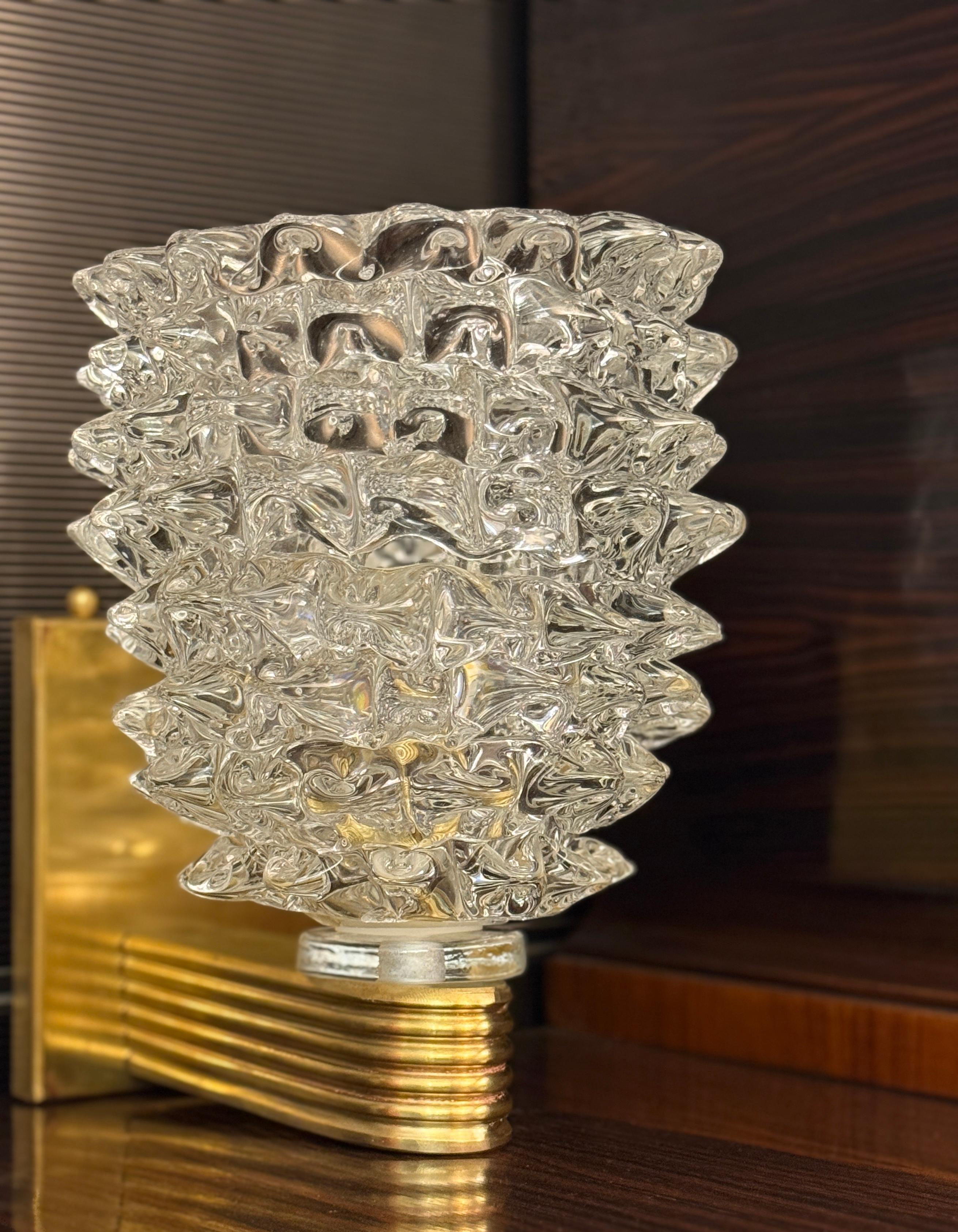 Pareja de candelabros Barovier Art Decó de latón rostrato montado en cristal de Murano 1940' Italiano en venta