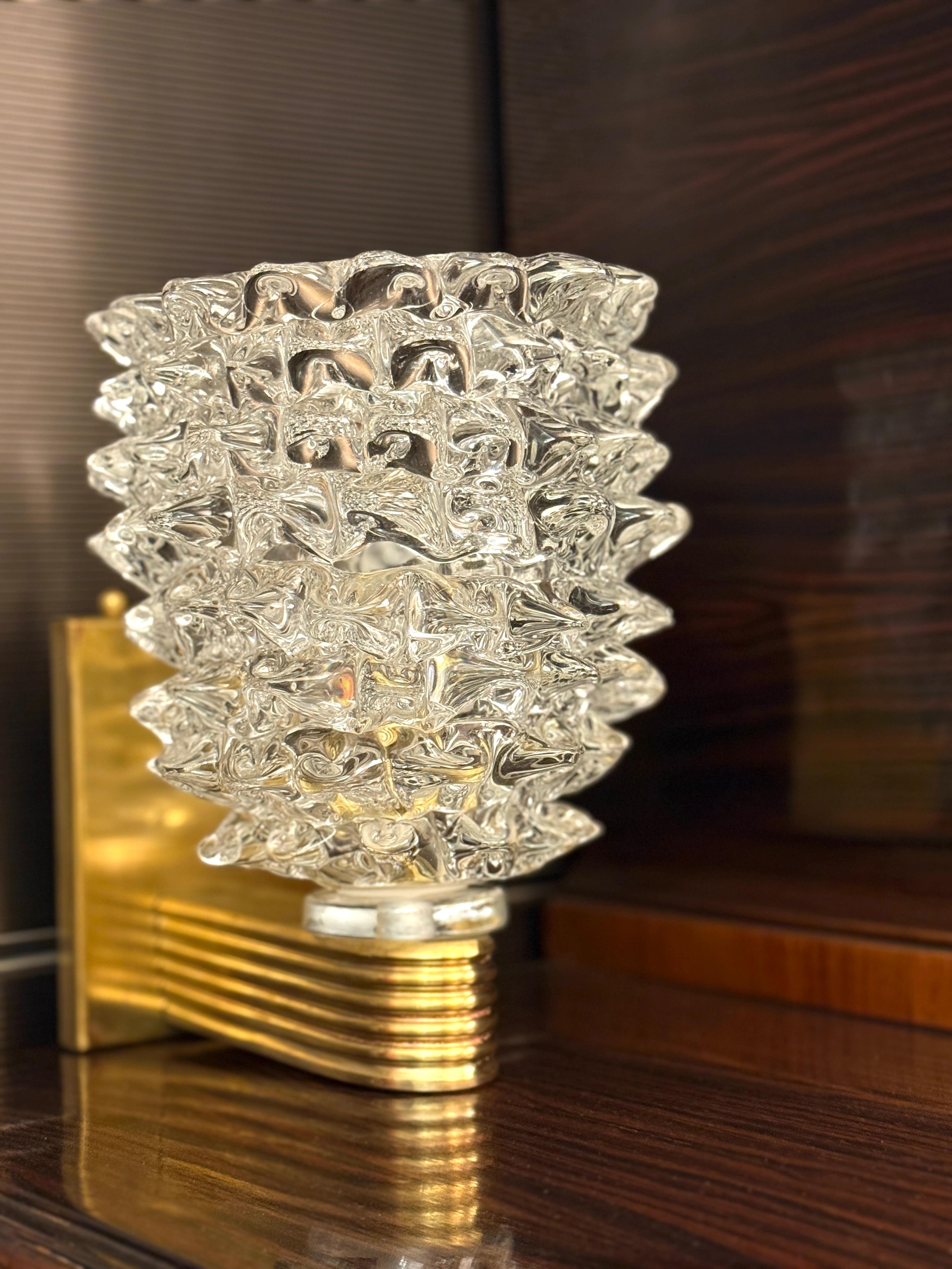 Pareja de candelabros Barovier Art Decó de latón rostrato montado en cristal de Murano 1940' en Excelente estado para la venta en Rome, IT