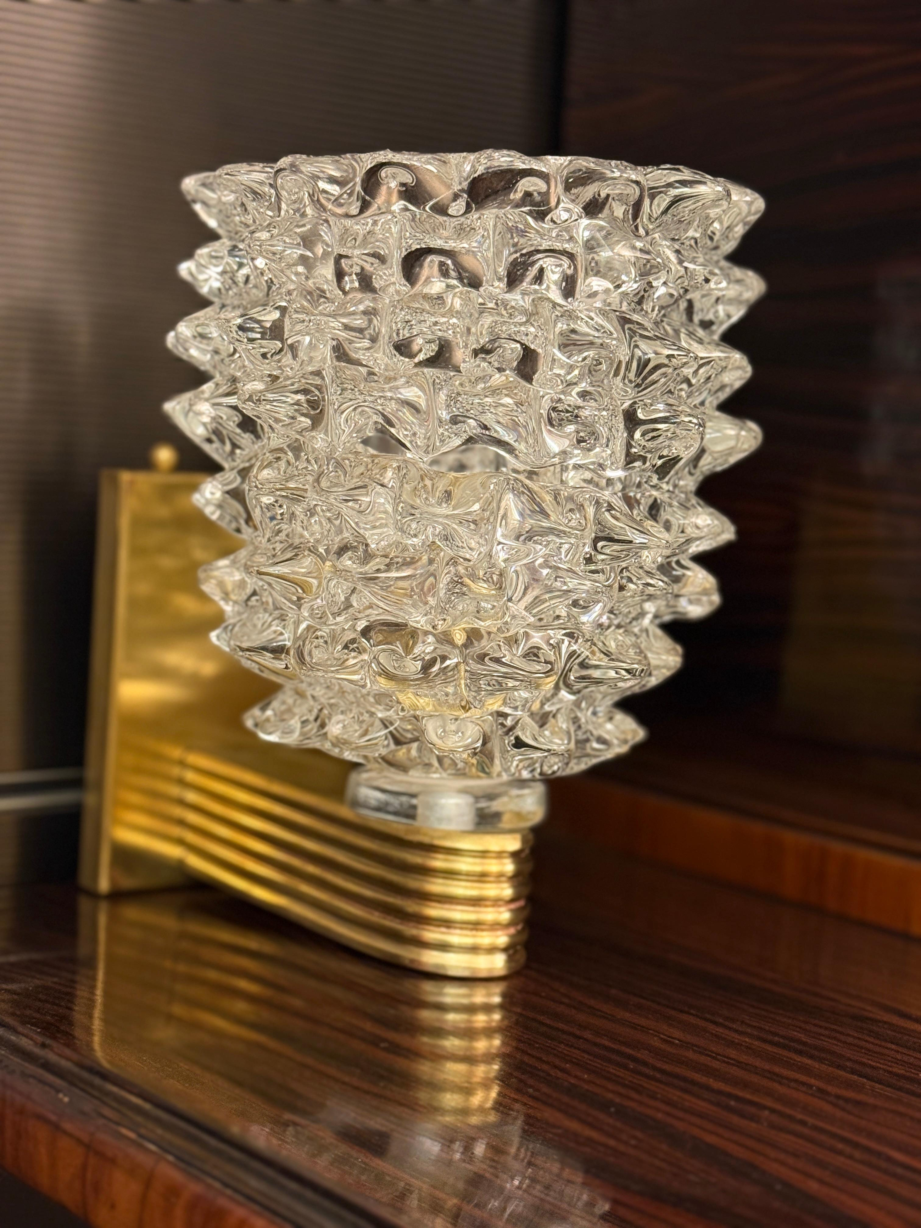 Pareja de candelabros Barovier Art Decó de latón rostrato montado en cristal de Murano 1940' mediados del siglo XX en venta