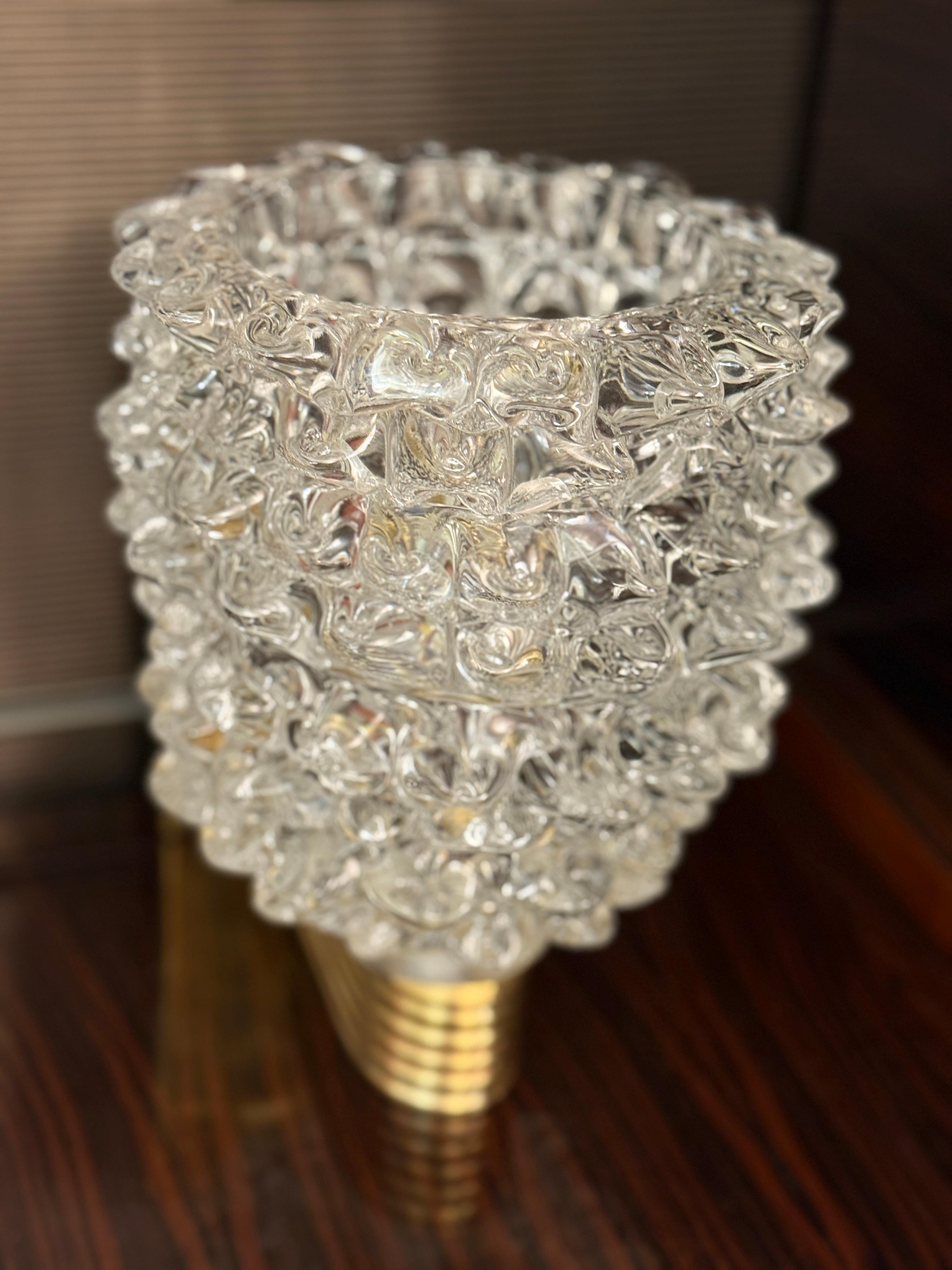 Pareja de candelabros Barovier Art Decó de latón rostrato montado en cristal de Murano 1940' Vidrio en venta