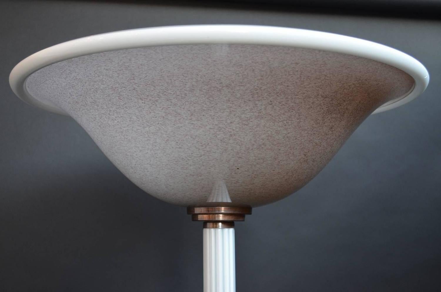 Une paire de torches élégantes et épurées en verre de Murano par Barovier & Toso. La colonne, la base et le bord de l'abat-jour sont blancs. L'abat-jour est de couleur beige crème et mauve. Décorations métalliques en bronze sur la base et la