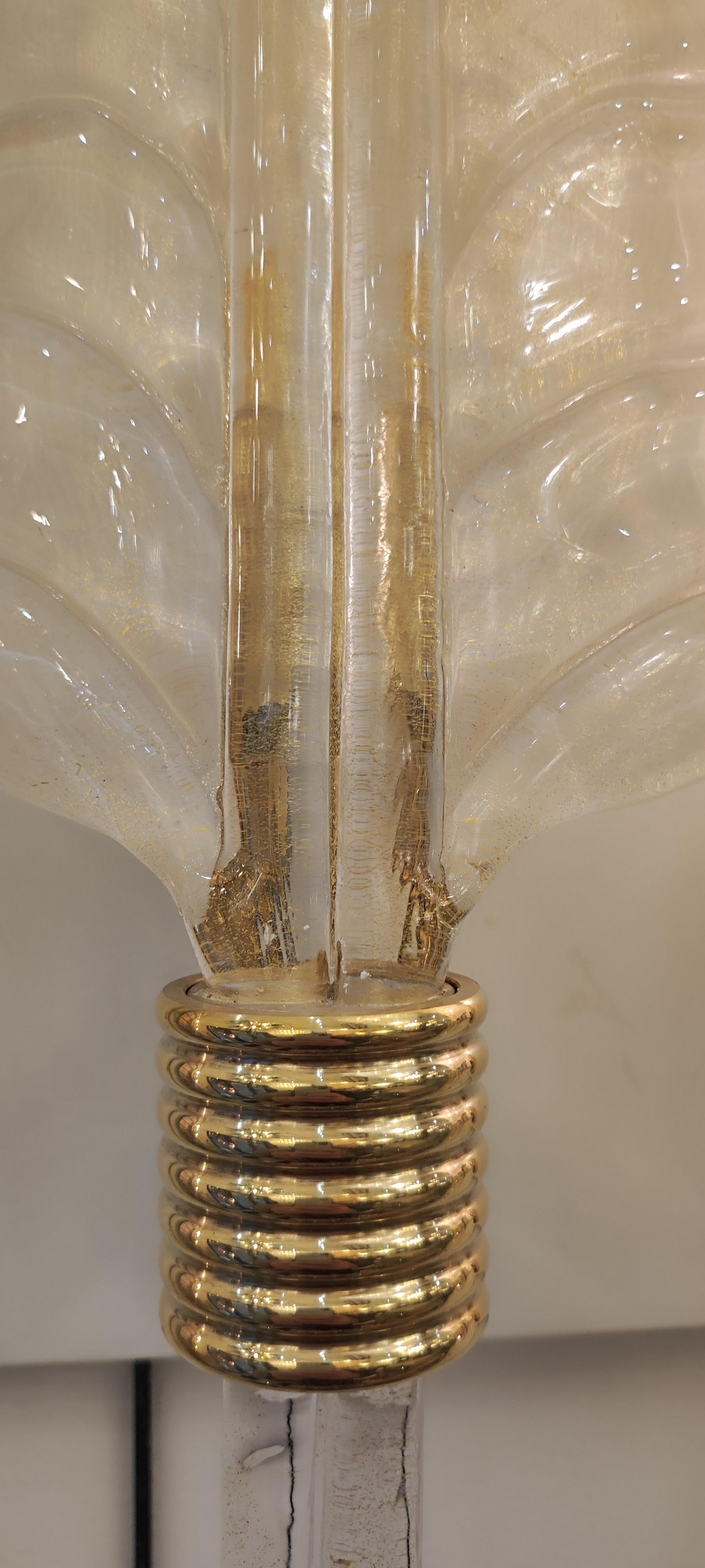 Paire d'appliques en verre de Murano, avec inclusion de paillettes d'or, attribuées à  Barovier.
Une ampoule E27, câblée pour l'Europe ou les Etats-Unis (compatible E26 Us standard)