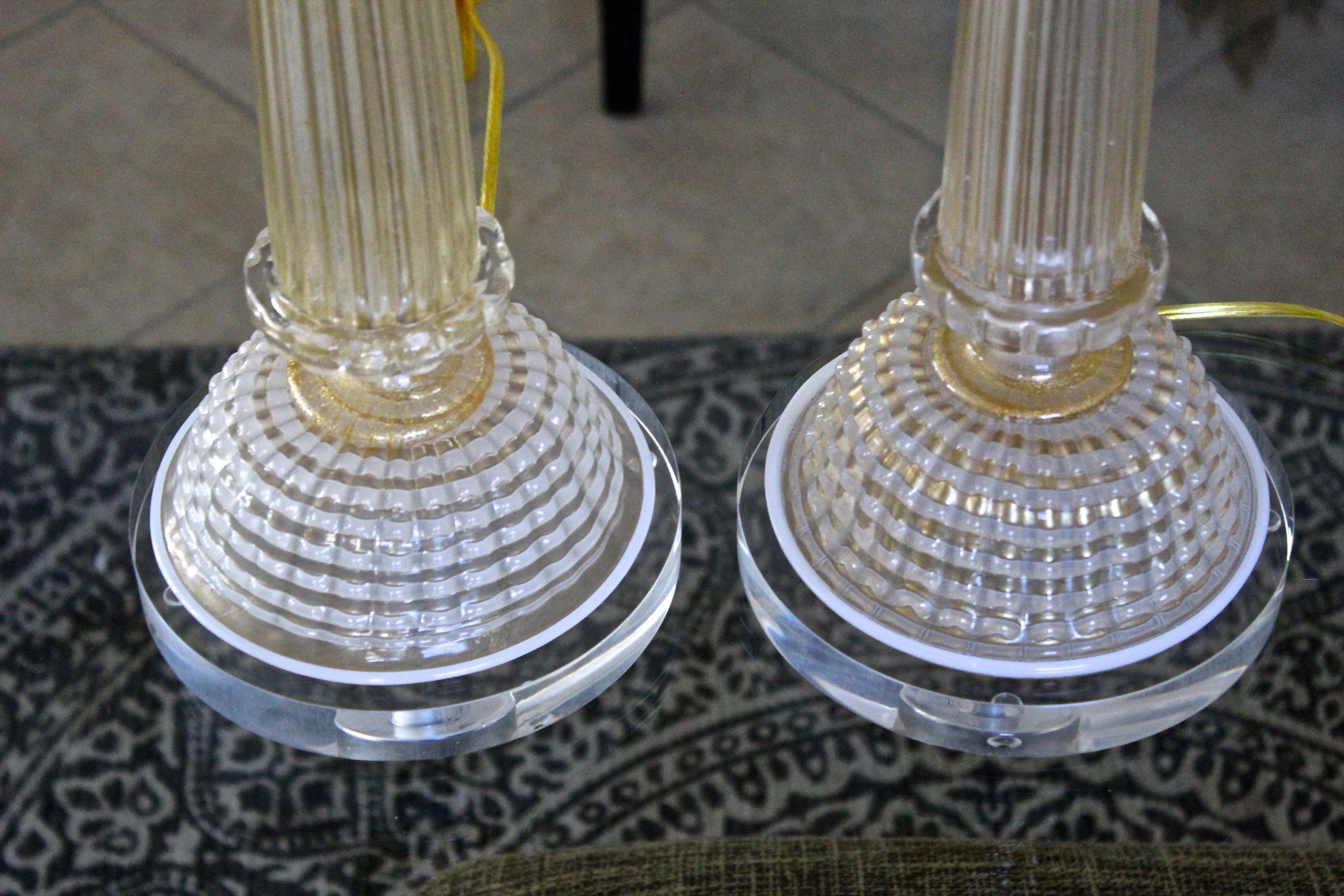 Paar Barovier Murano-Säulen-Tischlampen in Gold und Weiß im Angebot 1