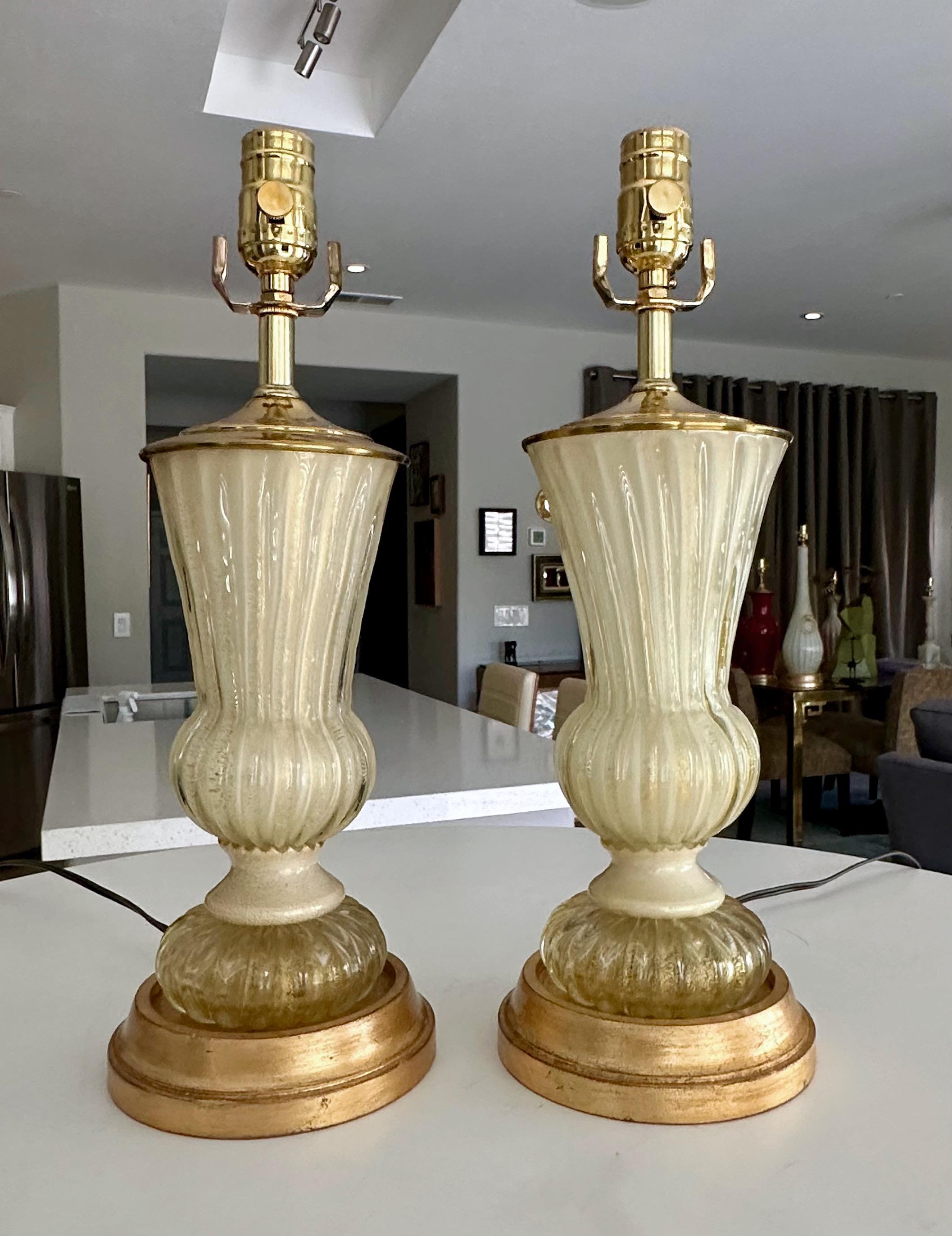 Metà XX secolo Coppia di lampade da tavolo Barovier Murano oro e bianco in vendita