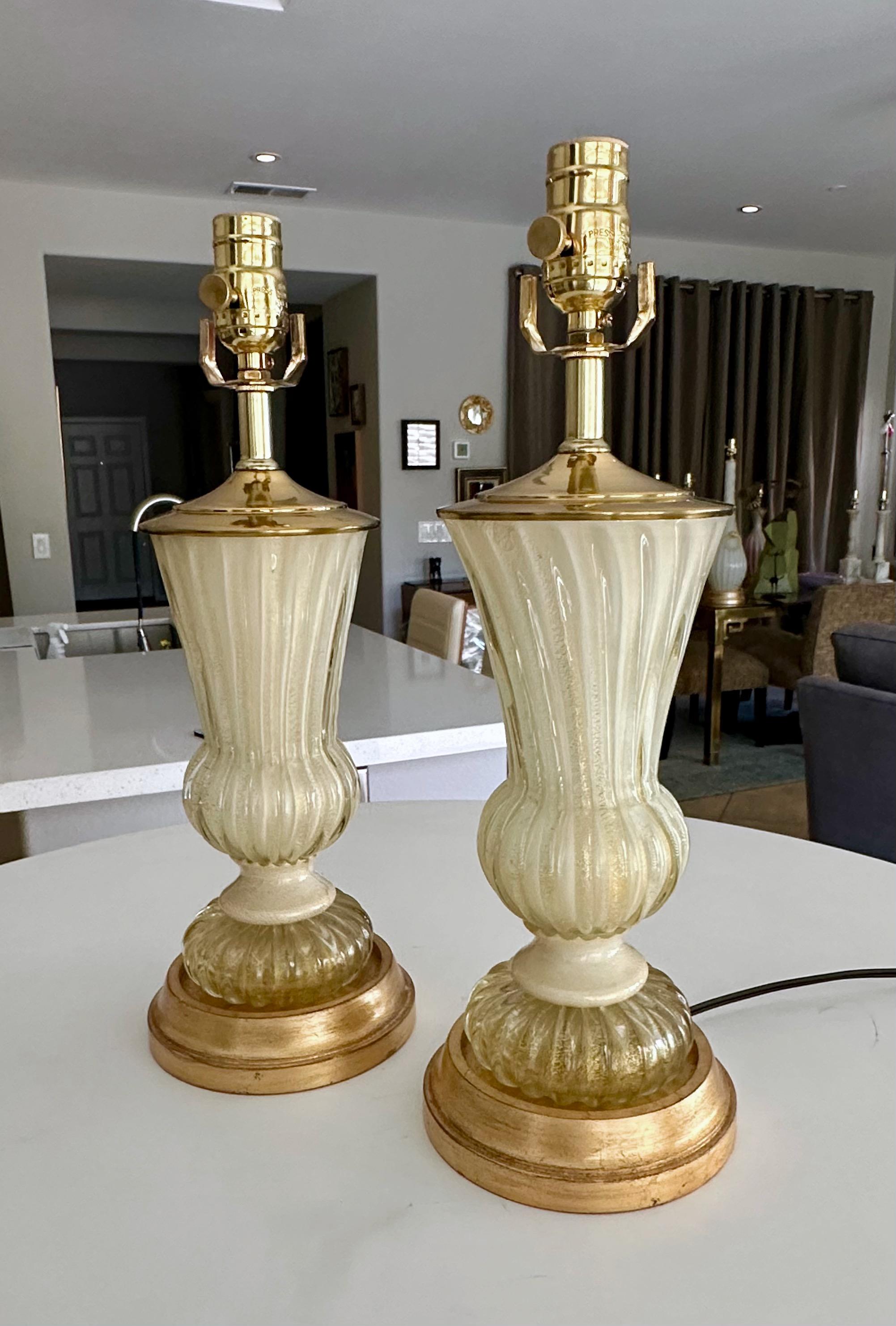 Ottone Coppia di lampade da tavolo Barovier Murano oro e bianco in vendita