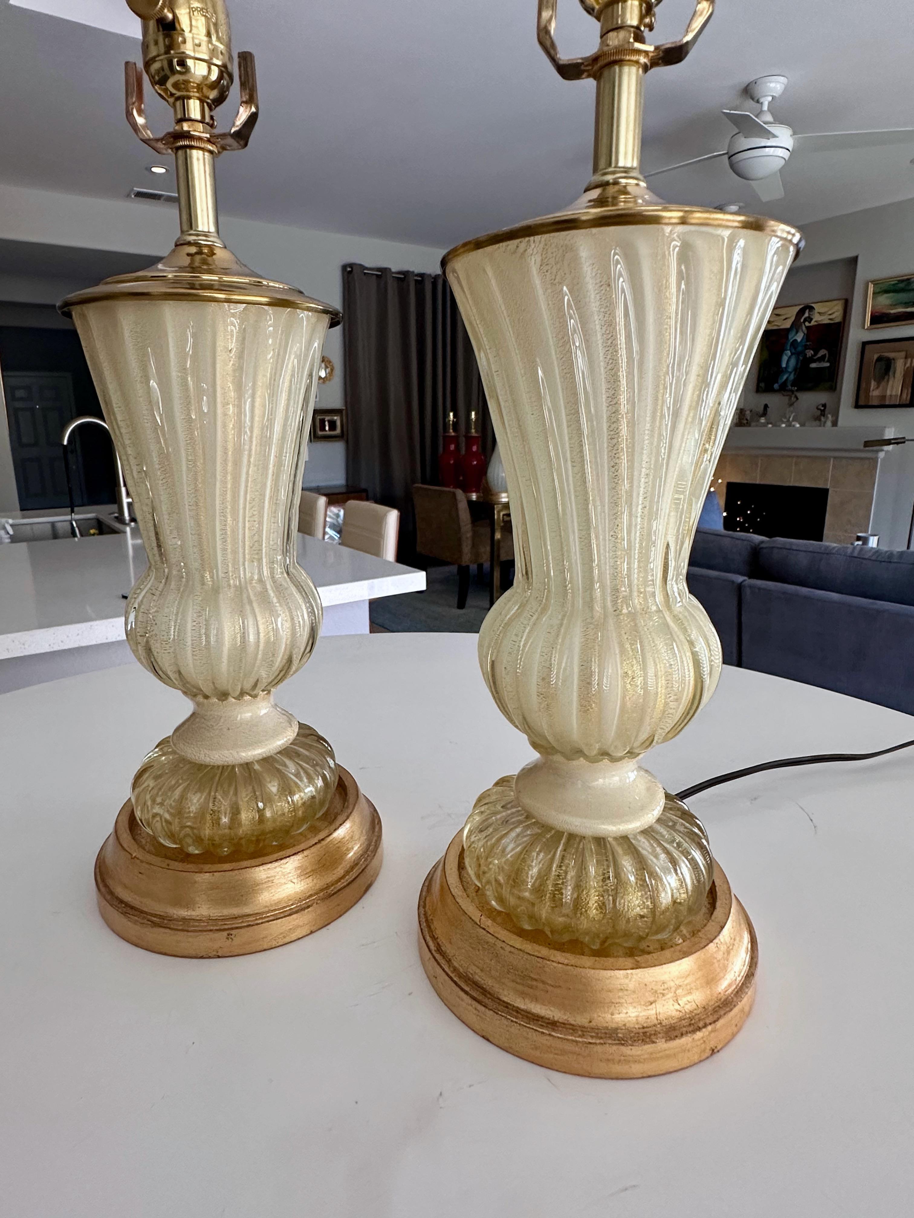 Coppia di lampade da tavolo Barovier Murano oro e bianco in vendita 3