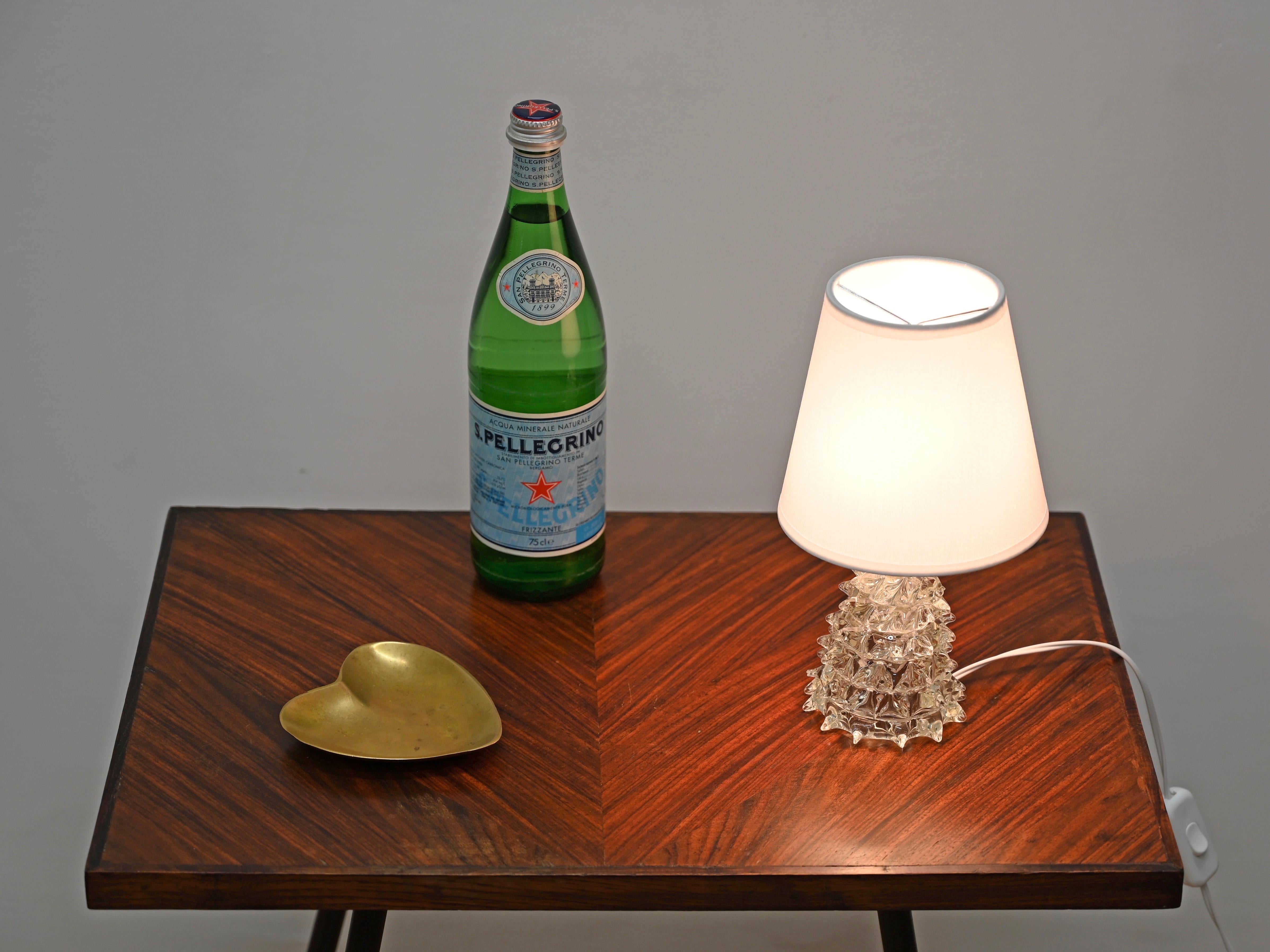 Pareja de lámparas de mesa Barovier de cristal rostrato de Murano y latón, Italia Años 1940 Moderno de mediados de siglo en venta