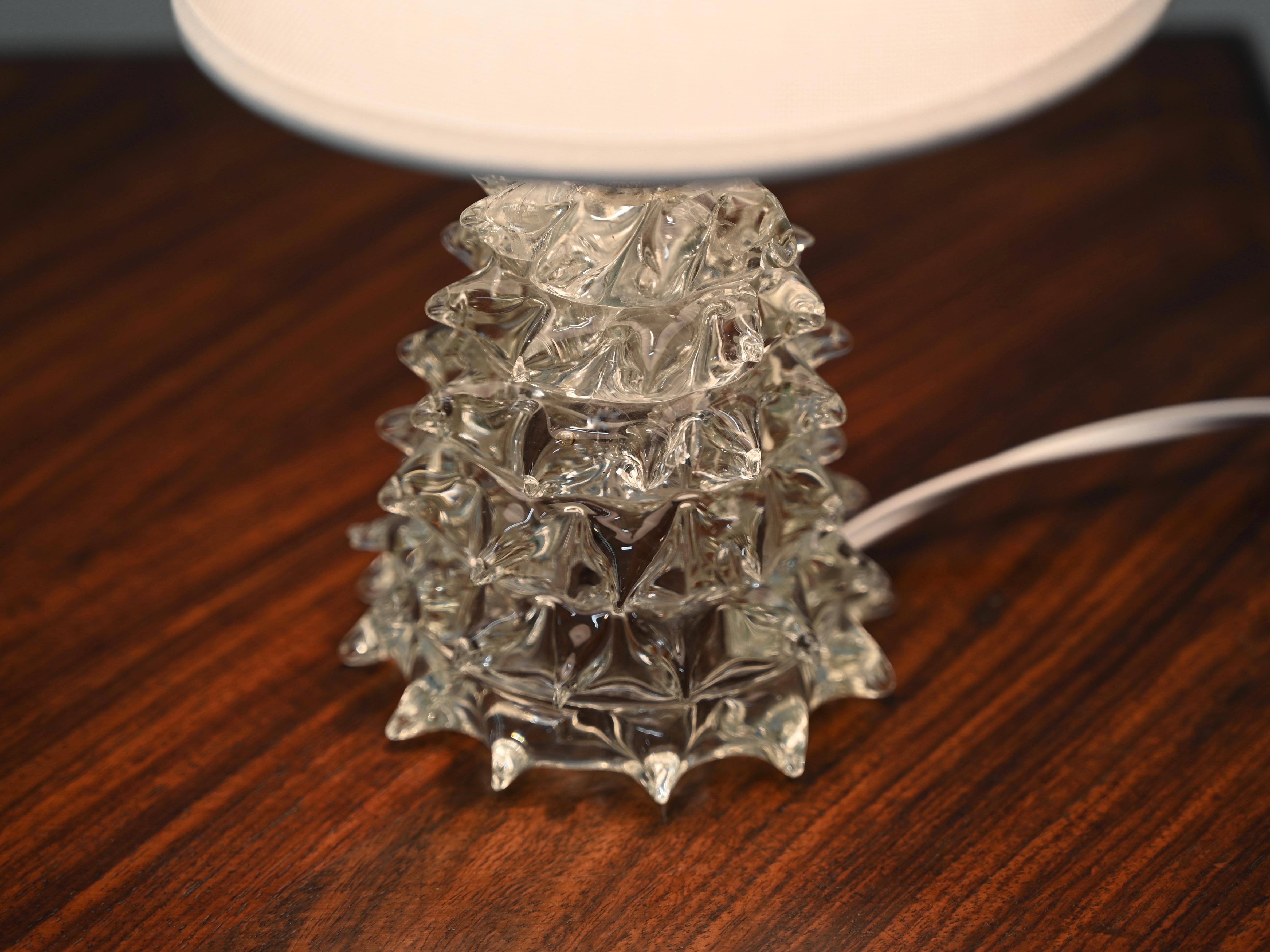 Pareja de lámparas de mesa Barovier de cristal rostrato de Murano y latón, Italia Años 1940 Hecho a mano en venta