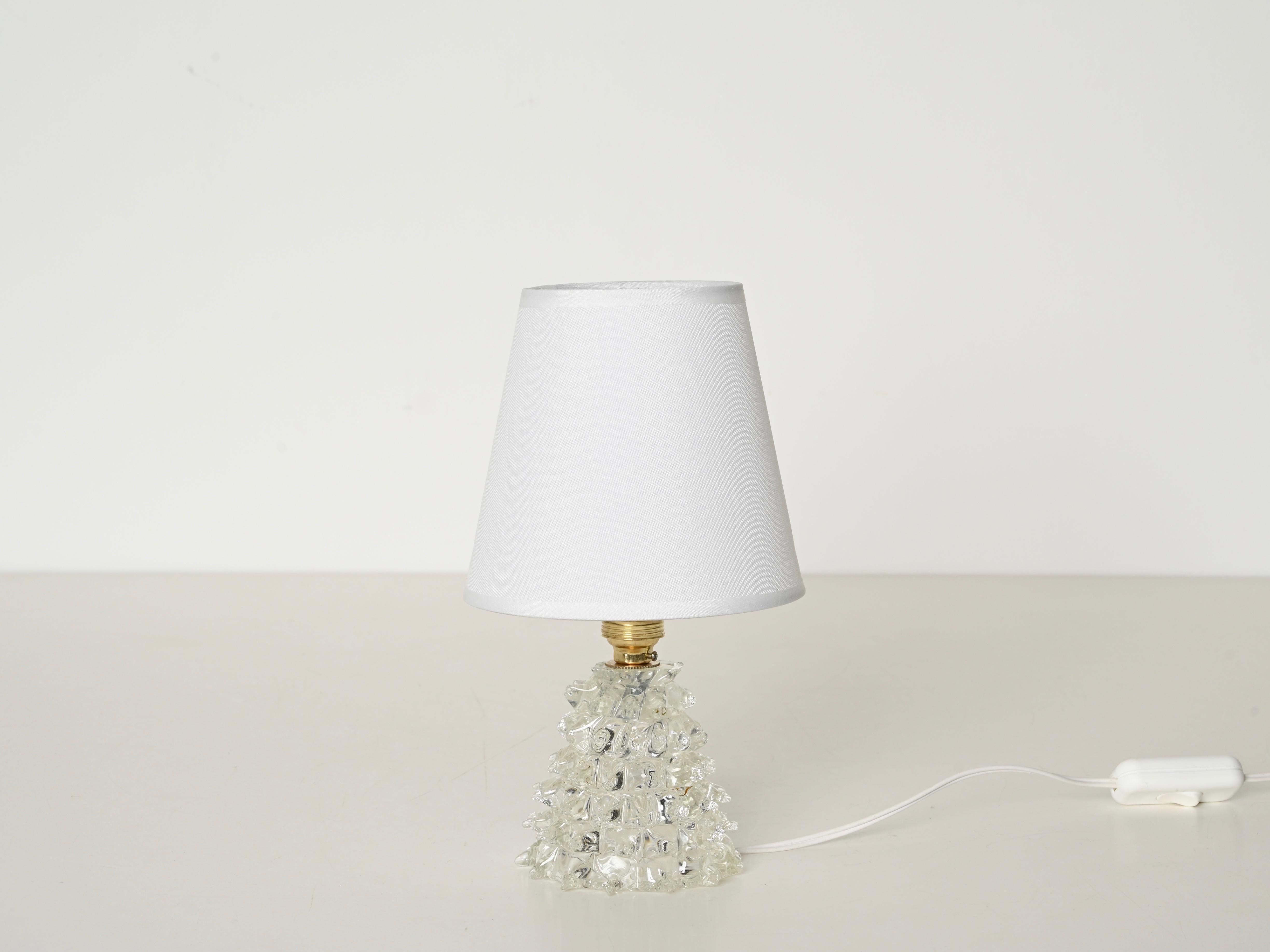 Pareja de lámparas de mesa Barovier de cristal rostrato de Murano y latón, Italia Años 1940 mediados del siglo XX en venta