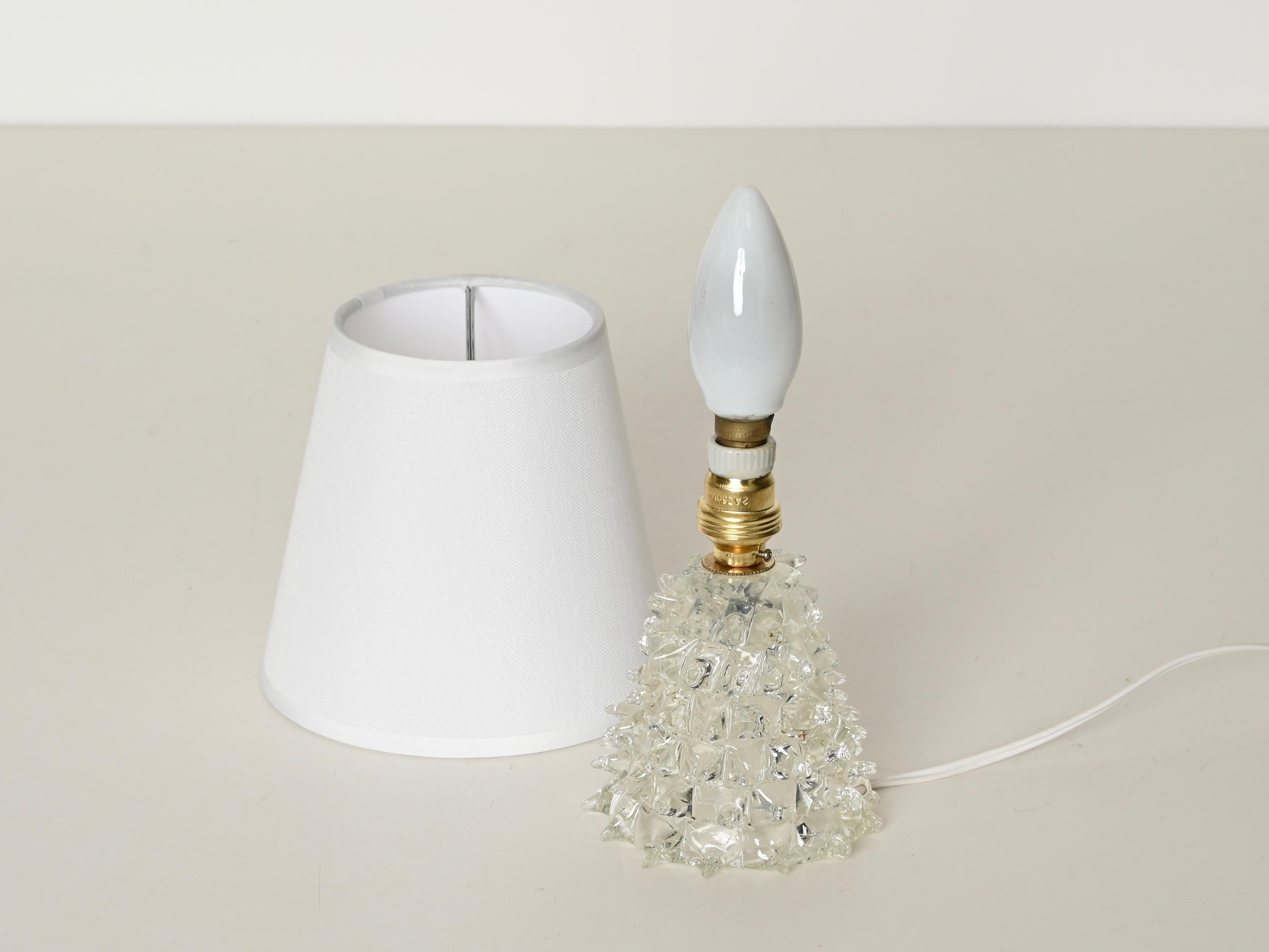 Pareja de lámparas de mesa Barovier de cristal rostrato de Murano y latón, Italia Años 1940 en venta 1