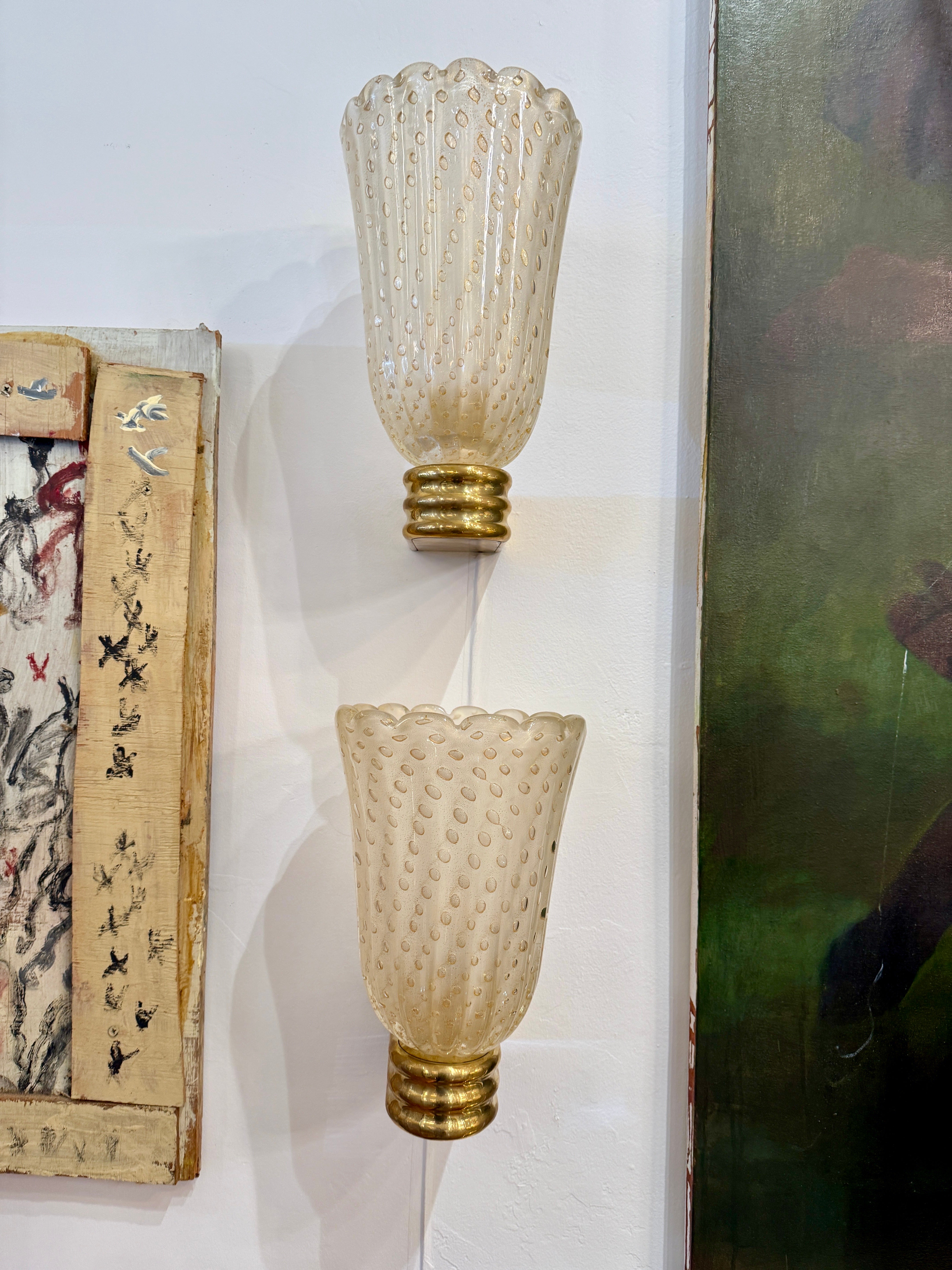 Dieses fabelhafte Paar venezianischer Wandleuchter im modernen oder Art-Déco-Stil ist vollständig handgefertigt.  Dekoriert mit der Pulegoso-Technik, bei der Luftblasen im Inneren des hochwertigen mundgeblasenen Glases mit Einschlüssen von