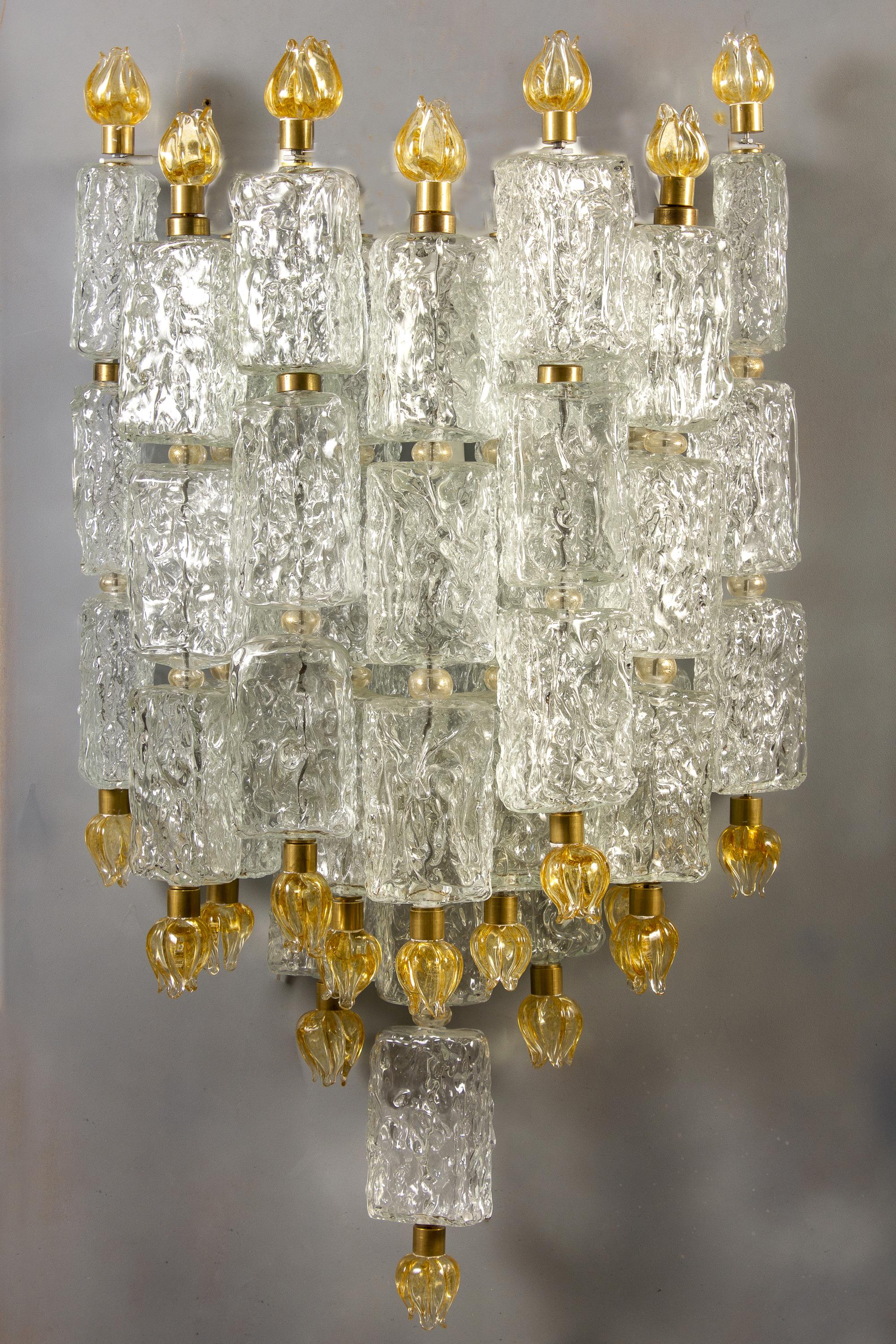 Outstanding pair of Barovier sconces with glass blocks ending and delicious hand blown gold tulips.
We have 2 pairs and available also a magnificent chandelier from the same provenance.
Provenance from a Luxurious Tuscany Hotel.

