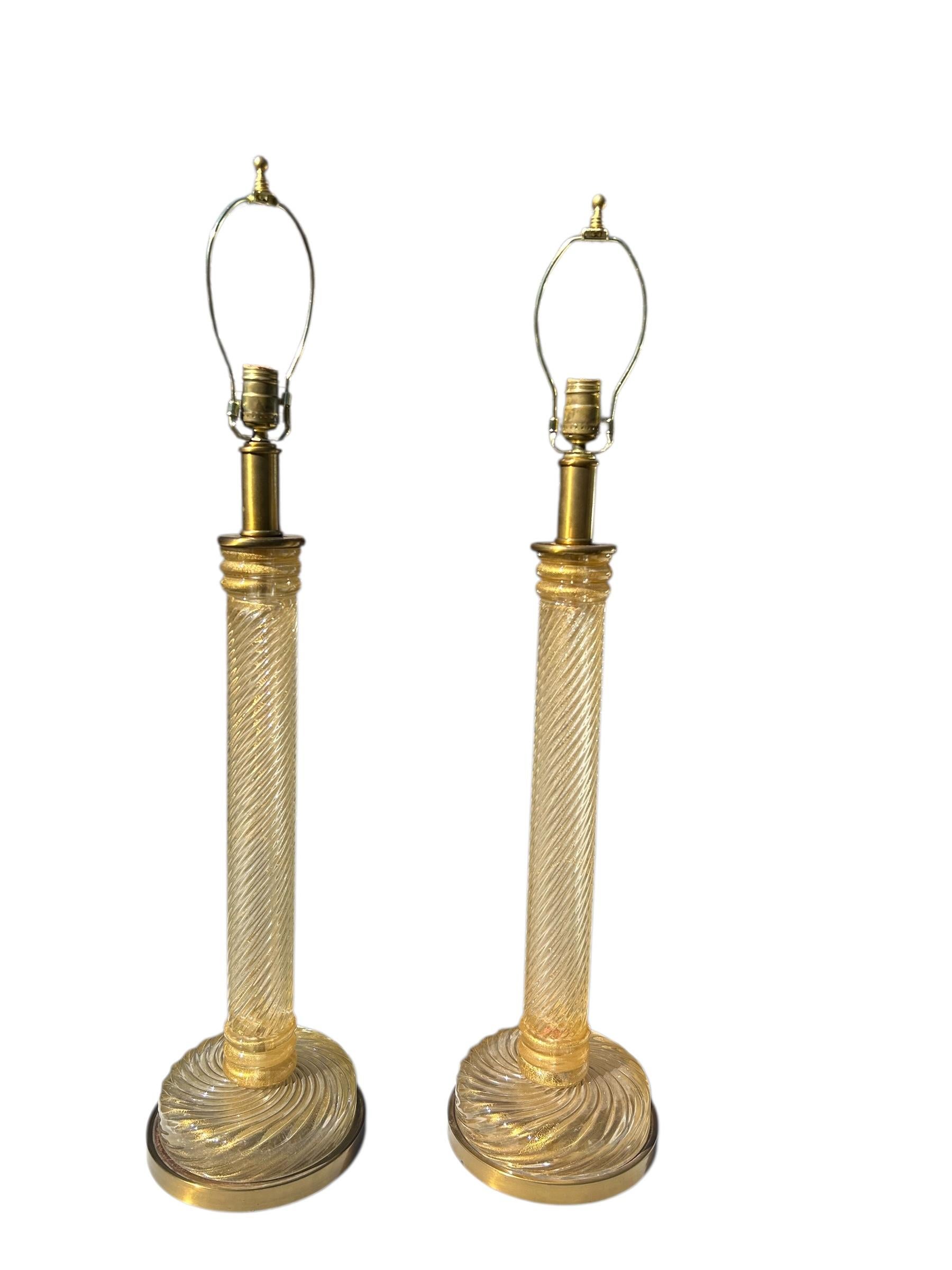 Splendida coppia di lampade in vetro di Murano color oro di Barovier&Toso. Il design impiega la tecnica del Cordonato D'Oro, un processo intricato in cui la foglia d'oro a 24 carati viene sospesa nel vetro per creare un motivo a corda che traccia