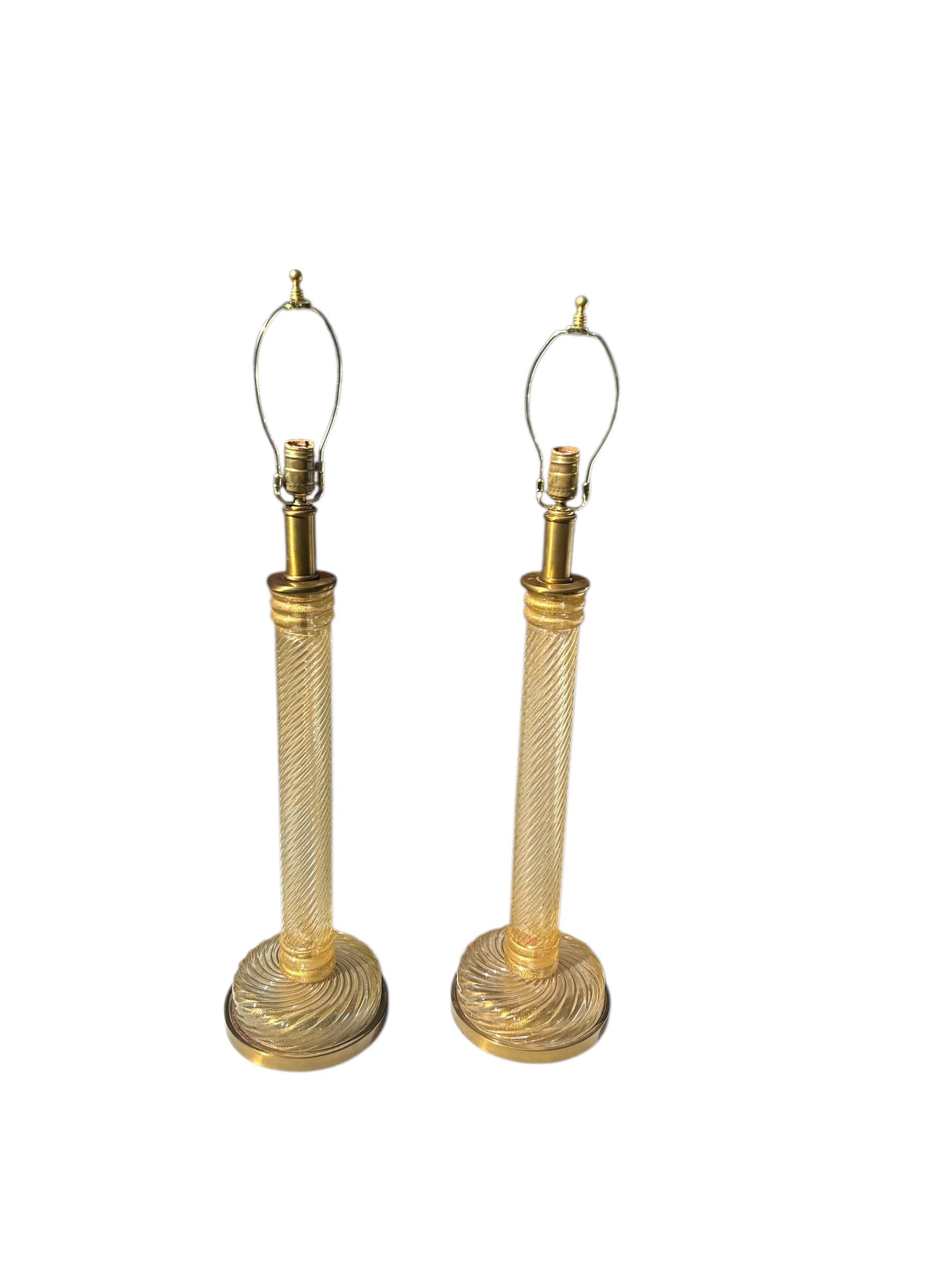 Hollywood Regency Coppia di lampade a colonna in vetro di Murano color oro di Barovier&Toso, C.C. 1950 in vendita