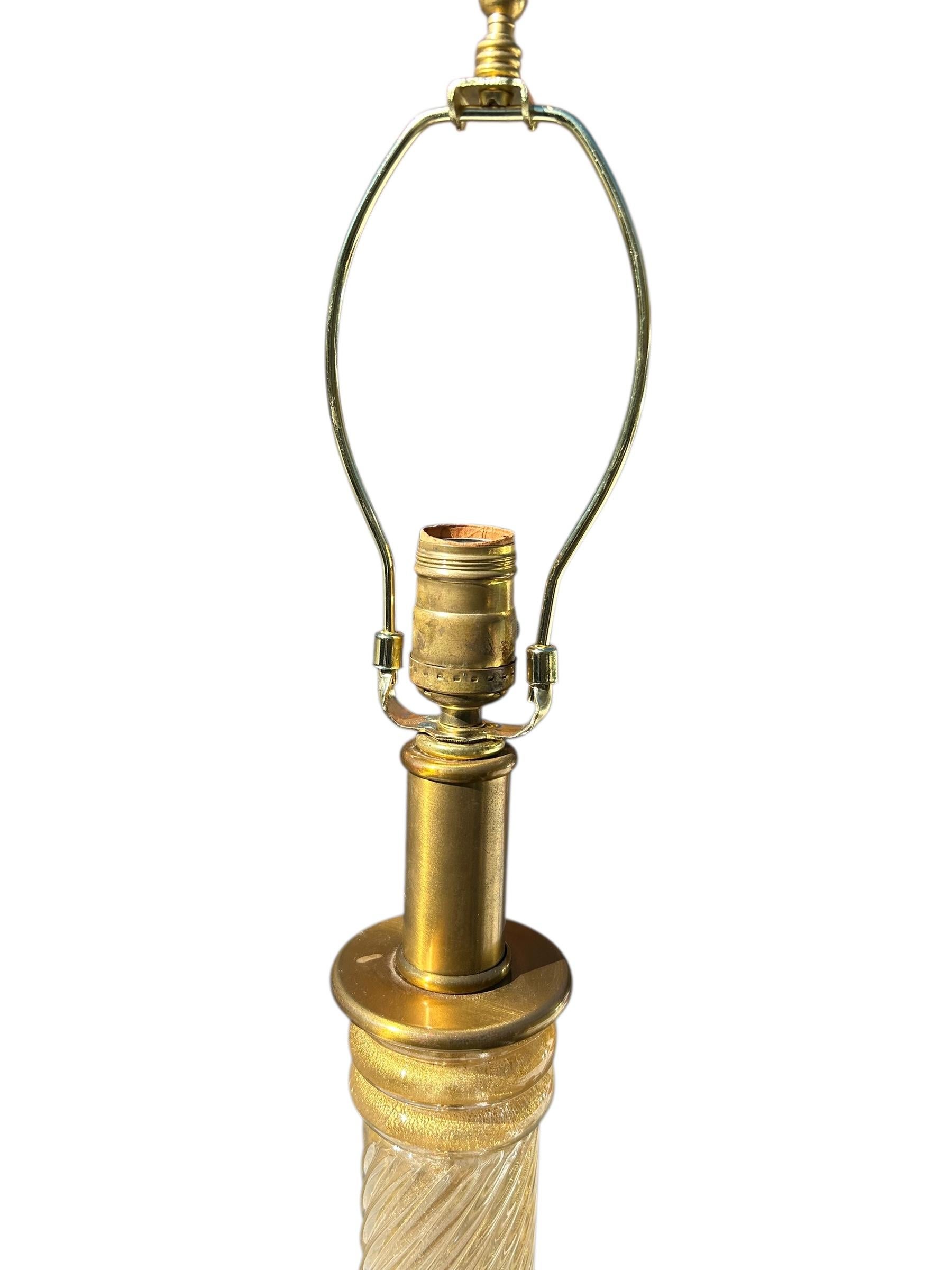 Metà XX secolo Coppia di lampade a colonna in vetro di Murano color oro di Barovier&Toso, C.C. 1950 in vendita