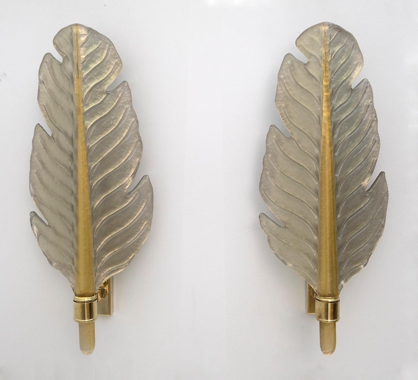 Pair of Mid-Century Modern Murano glass sconces, attributed to Barovier & Toso, Italy, 1980s. The wall lights have brass supports; Murano glass has a light brown color and gold leaf inclusions. The sconces have one light each and can be rewired for