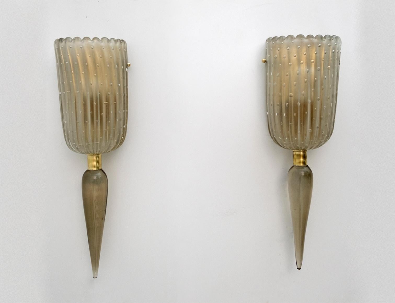 Pair of Mid-Century Modern Murano glass sconces, attributed to Barovier & Toso, Italy, 1980s.
The wall lights have brass supports; Murano glass is worked with the technique of inclusion of air bubbles.
The sconces have one light each and can be