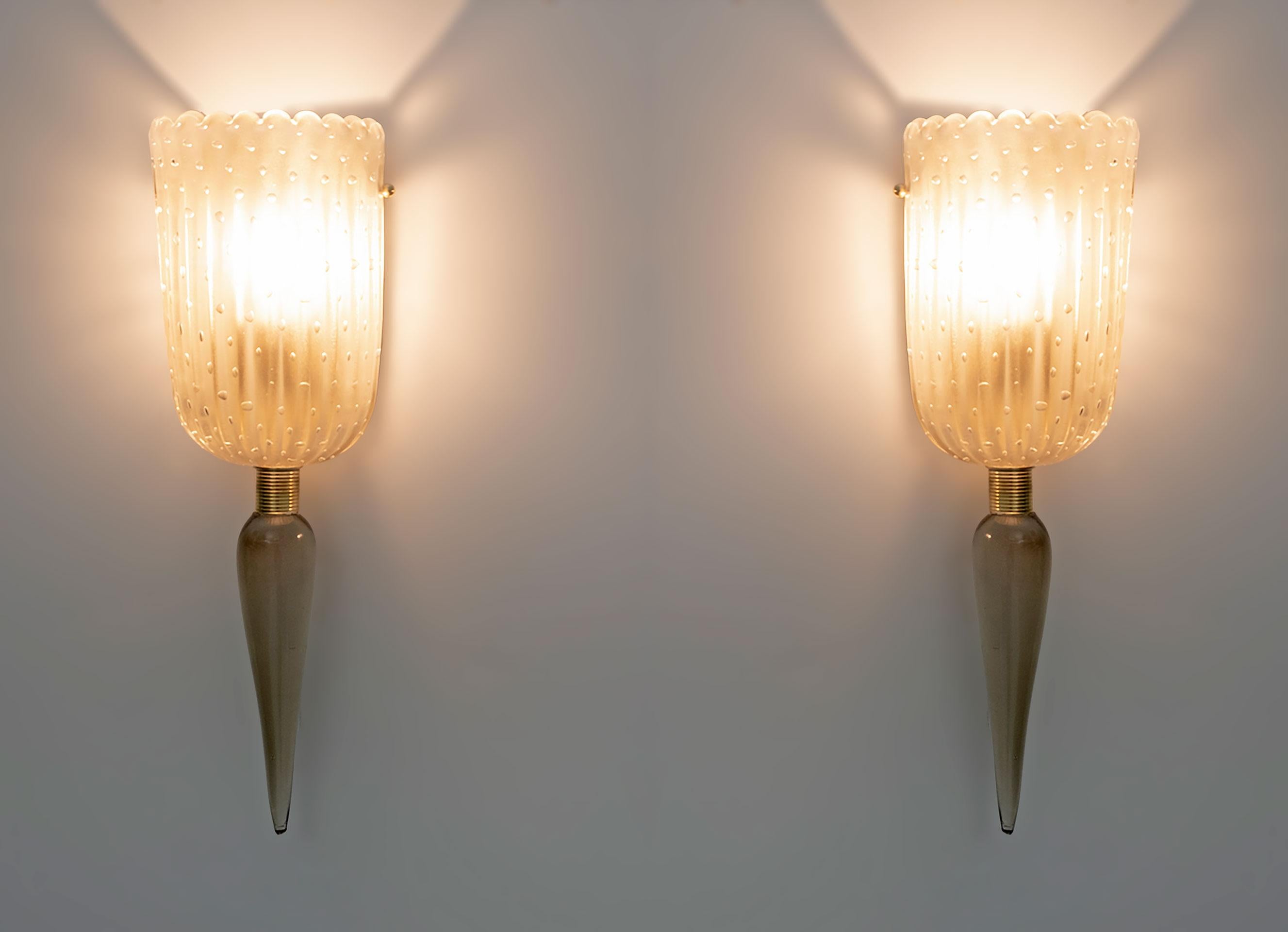 Pair of Mid-Century Modern Murano glass sconces, attributed to Barovier & Toso, Italy, 1980s. The wall lights have brass supports; Murano glass is worked with the technique of inclusion of air bubbles. The sconces have one light each and can be