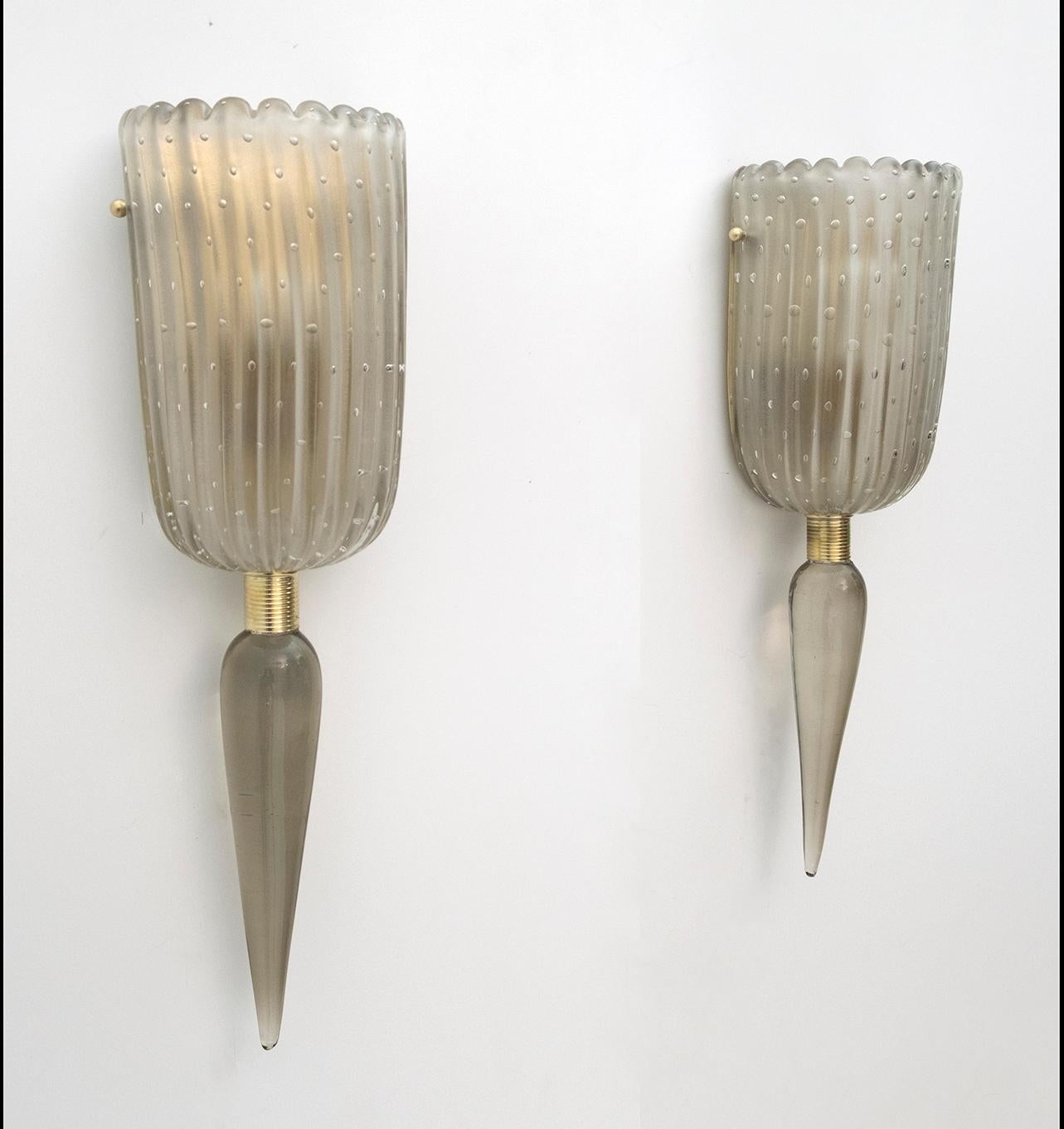 Paar moderne Murano-Glasleuchten aus der Mitte des Jahrhunderts, Barovier & Toso, Italien, 1980er Jahre. Die Wandleuchten haben Messinghalterungen; Murano-Glas wird mit der Technik des Einschlusses von Luftblasen bearbeitet. Die Wandleuchter haben