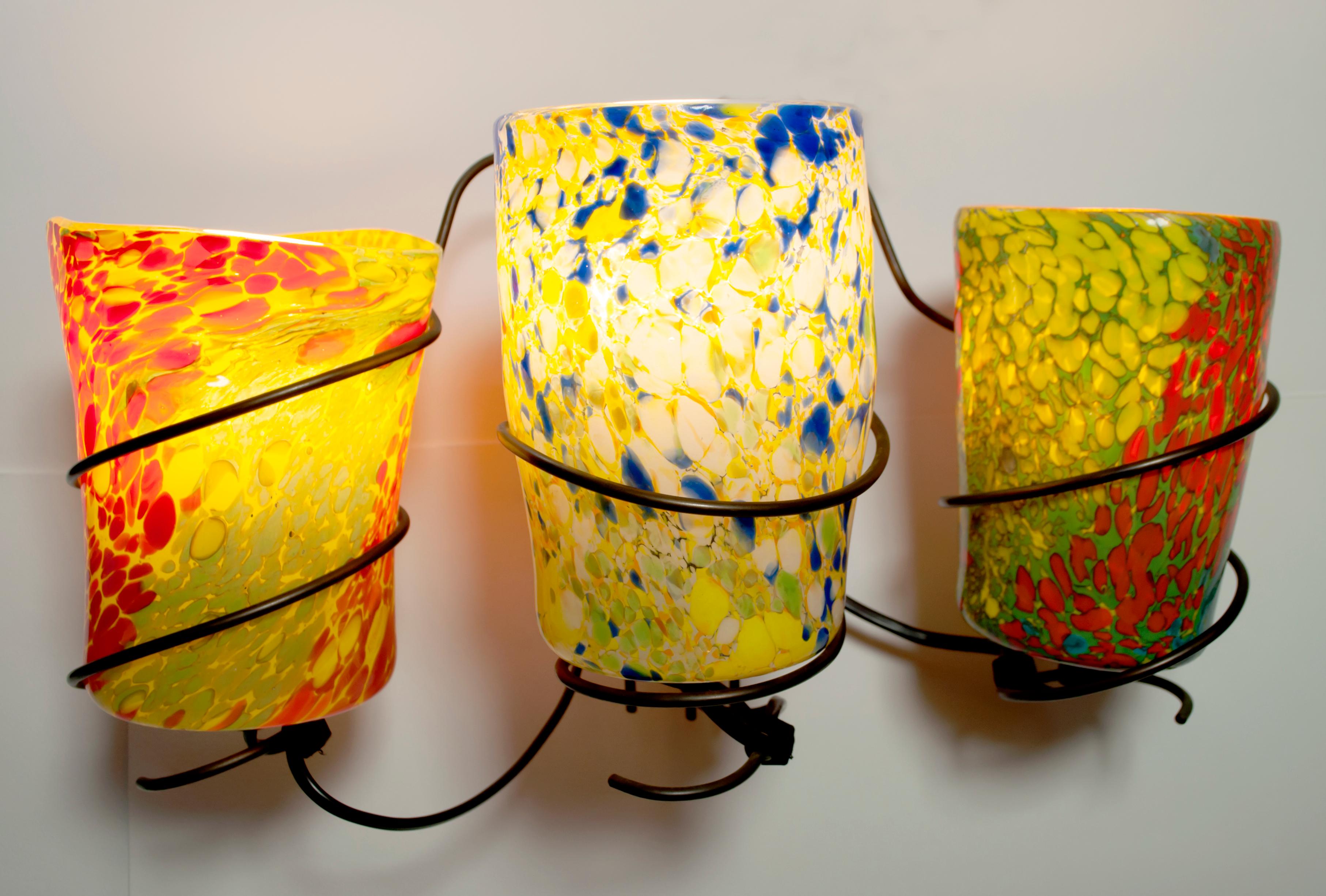 Diese Wandlampen aus Muranoglas sind von den Goti de Fornasa inspiriert:: einzigartigen und verspielten Gläsern:: die das Geschick und die Kreativität des Glasmachers:: der sie formt:: zum Ausdruck bringen; diese Lampen:: 