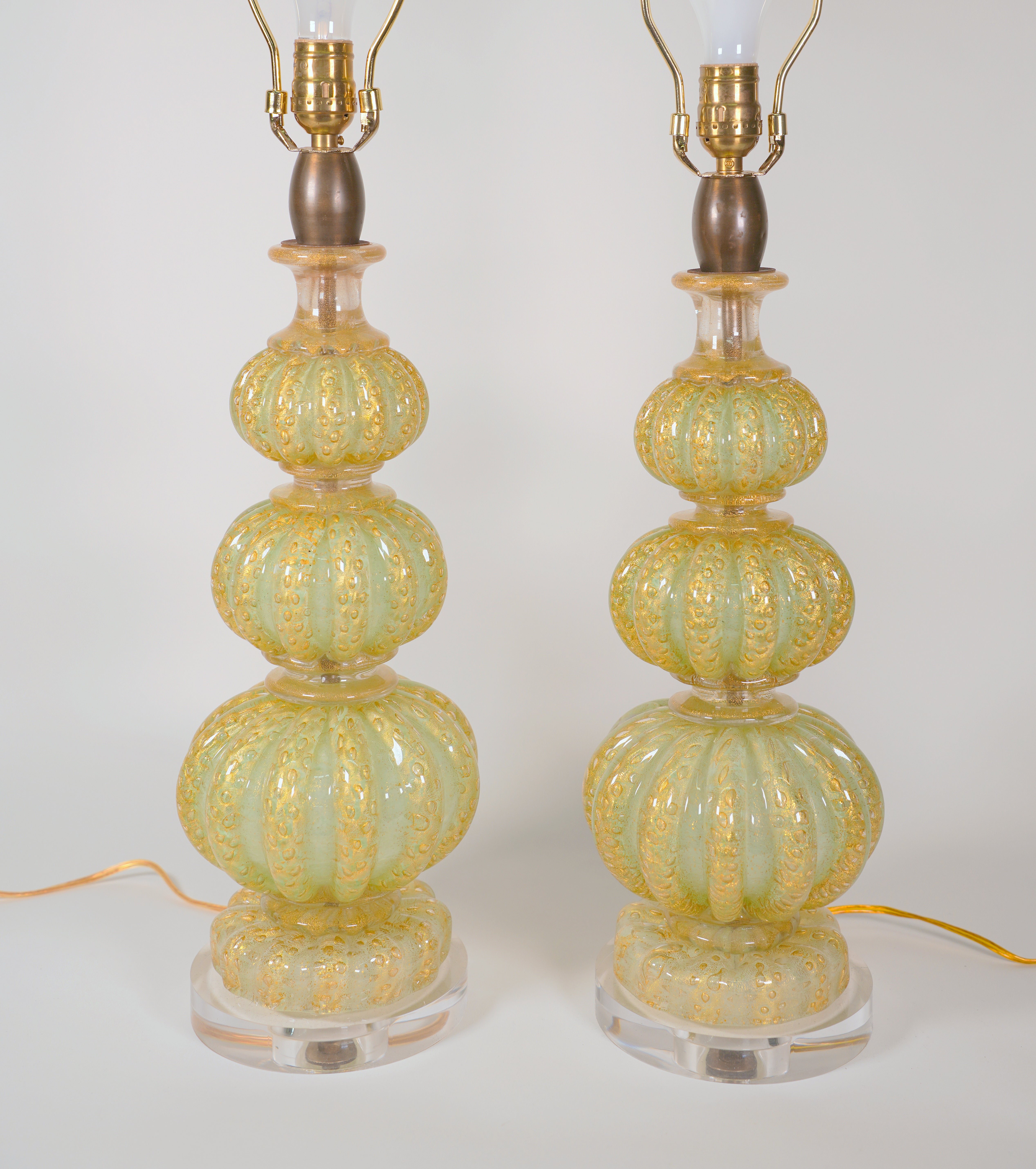 Coppia di lampade da tavolo in vetro di Murano verde e oro soffiato a mano della metà del secolo scorso di Barovier&Toso. Queste splendide lampade sono caratterizzate da un design a più livelli che consiste in sezioni scanalate soffiate a mano e
