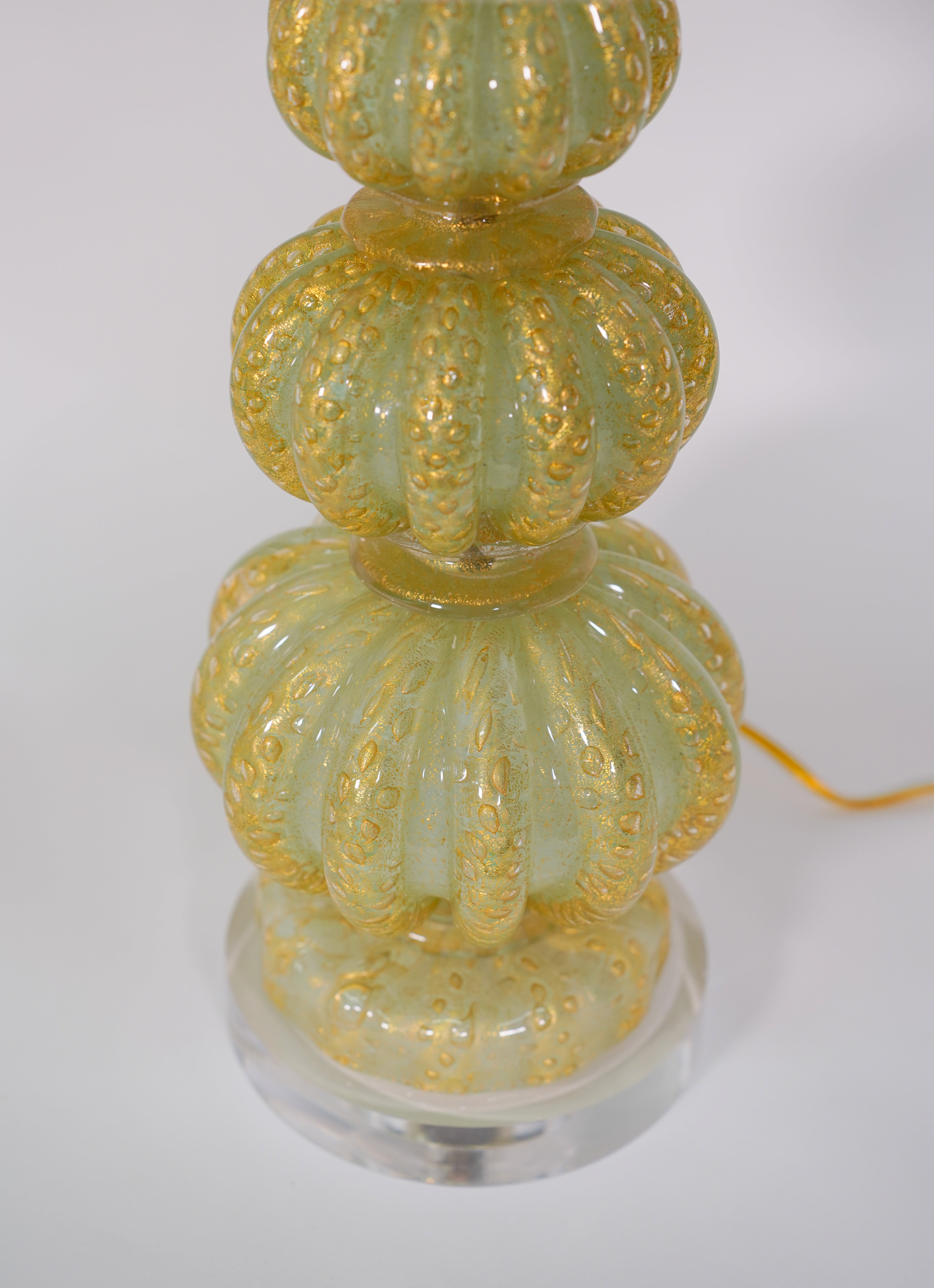 Mid-Century moderno Coppia di lampade in vetro di Murano Barovier&Toso con base in lucite in vendita