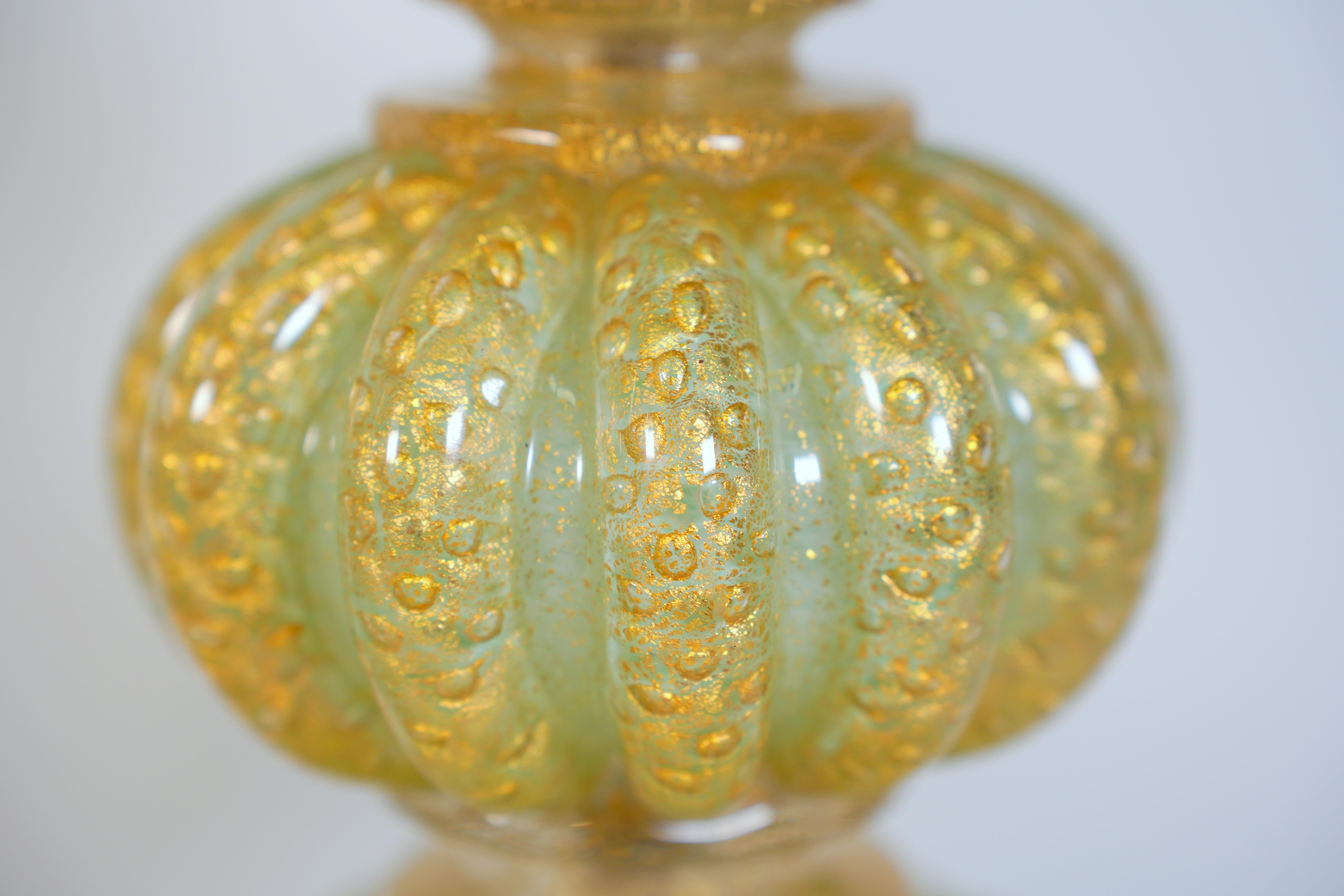 Italiano Coppia di lampade in vetro di Murano Barovier&Toso con base in lucite in vendita