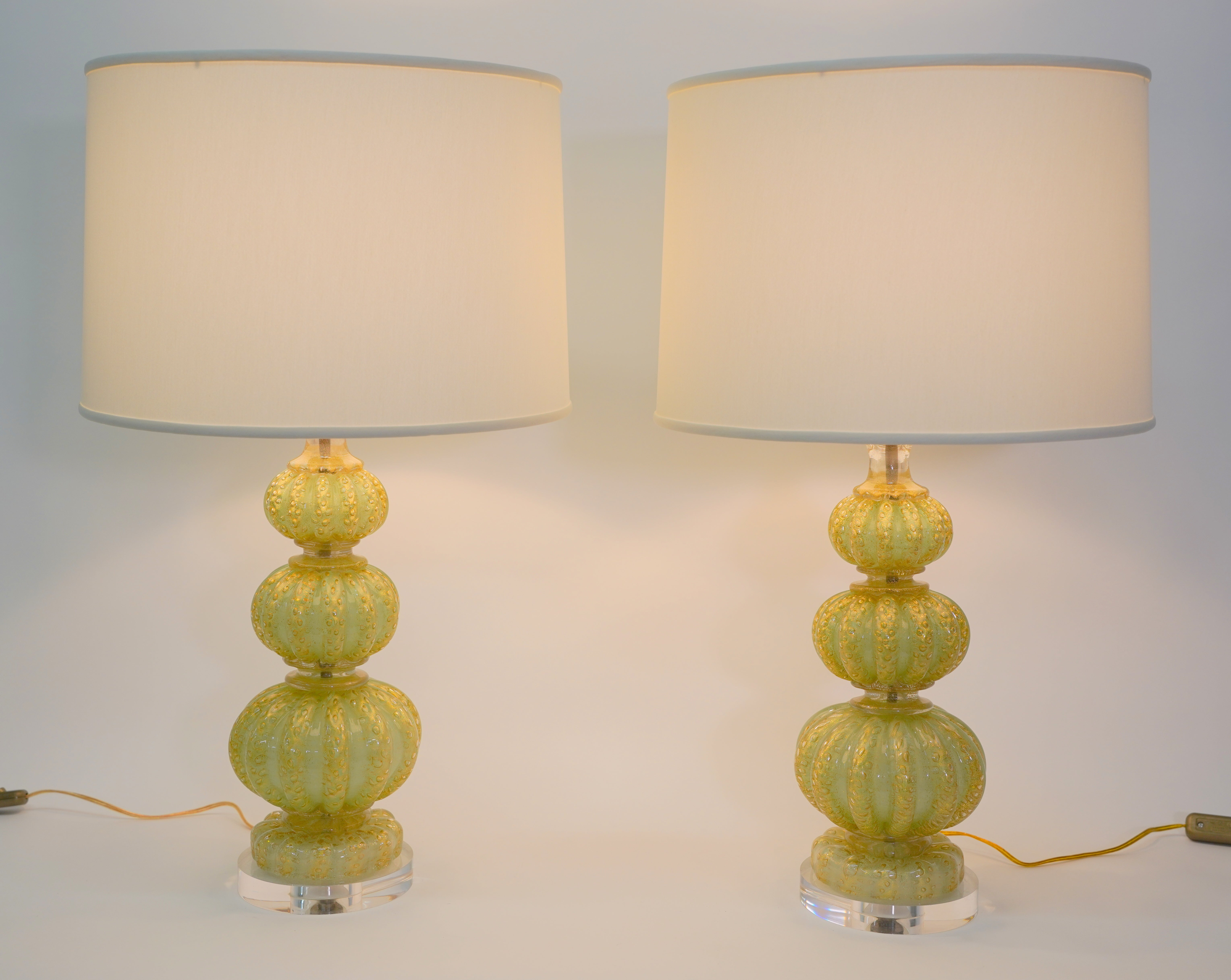 Coppia di lampade in vetro di Murano Barovier&Toso con base in lucite in vendita 1