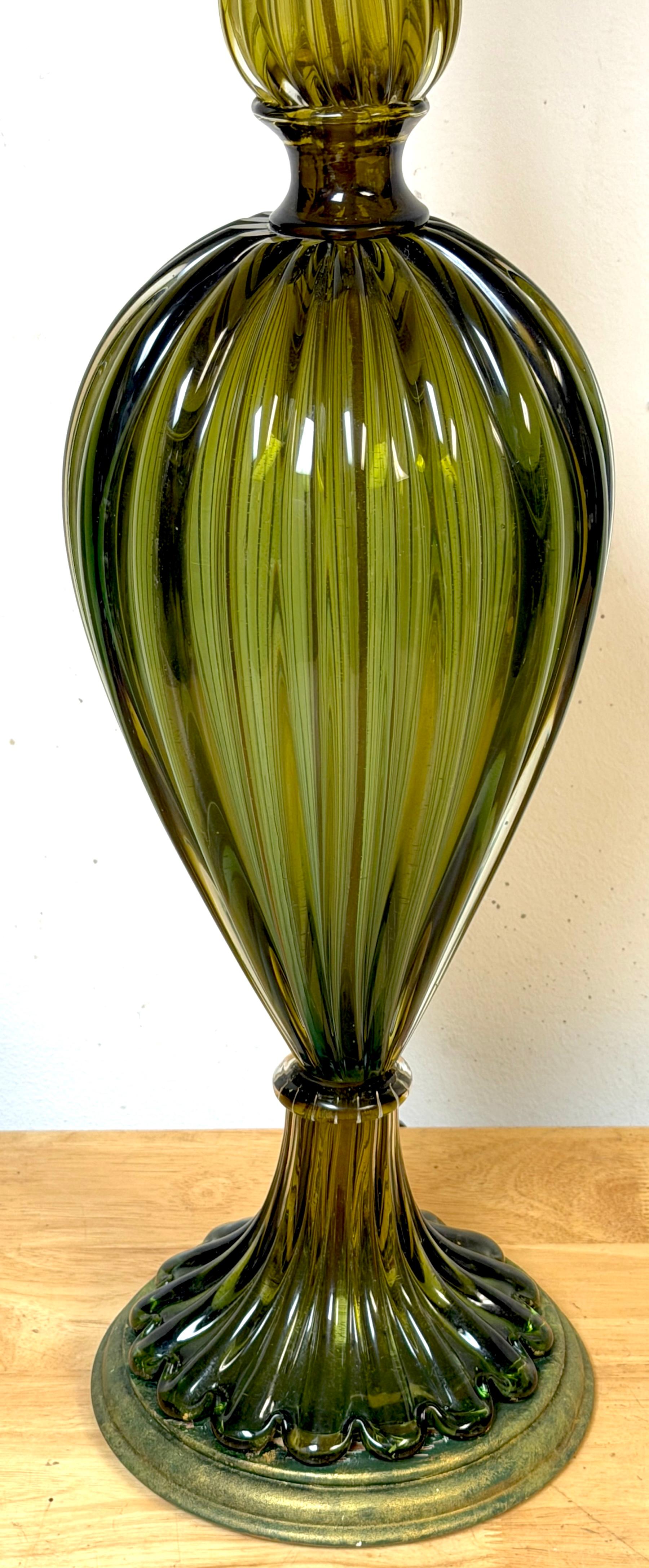 Pair of Barovier & Toso Ribbed Olive Verde Murano Glass Lamps, Circa 1955-1965 en vente 3