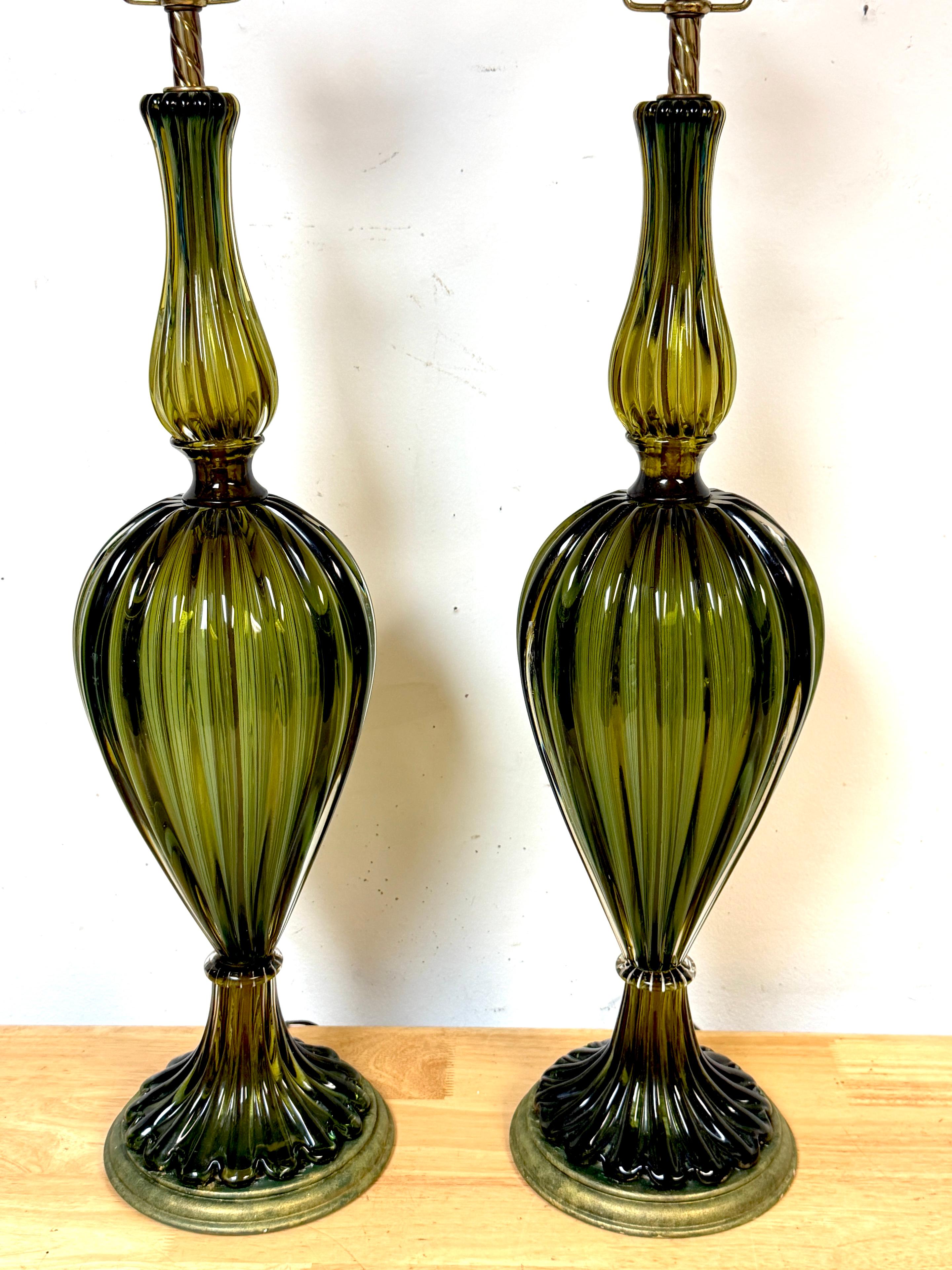 Moderne Pair of Barovier & Toso Ribbed Olive Verde Murano Glass Lamps, Circa 1955-1965 en vente