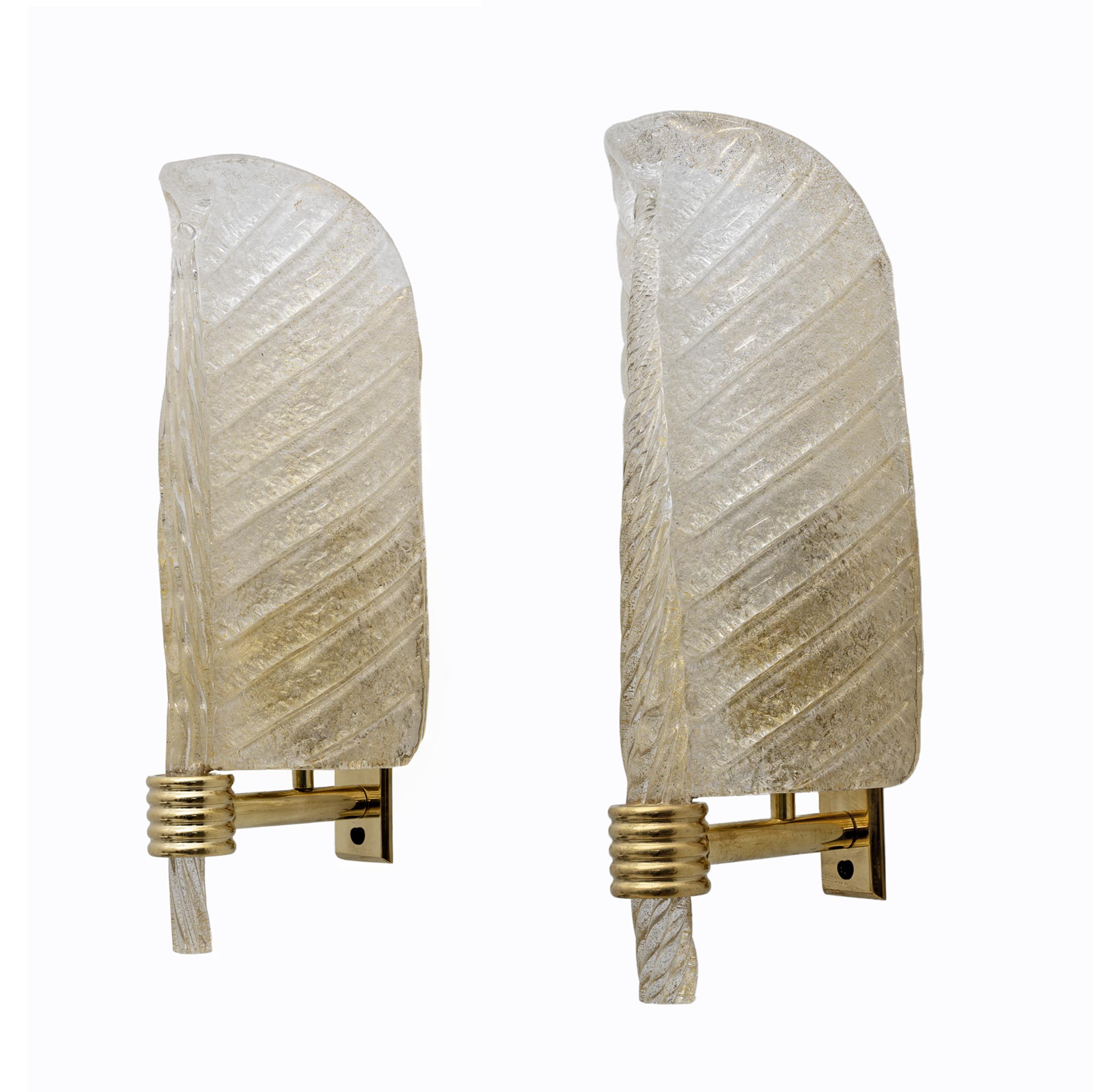 Pair of Murano Graniglia blown glass wall lights in the Barovier & Toso style, Italy, 1990s. The wall lights have brass frames; the Murano glass is a light, transparent gold with gold dust inclusions for a grainy effect. The wall lights have one