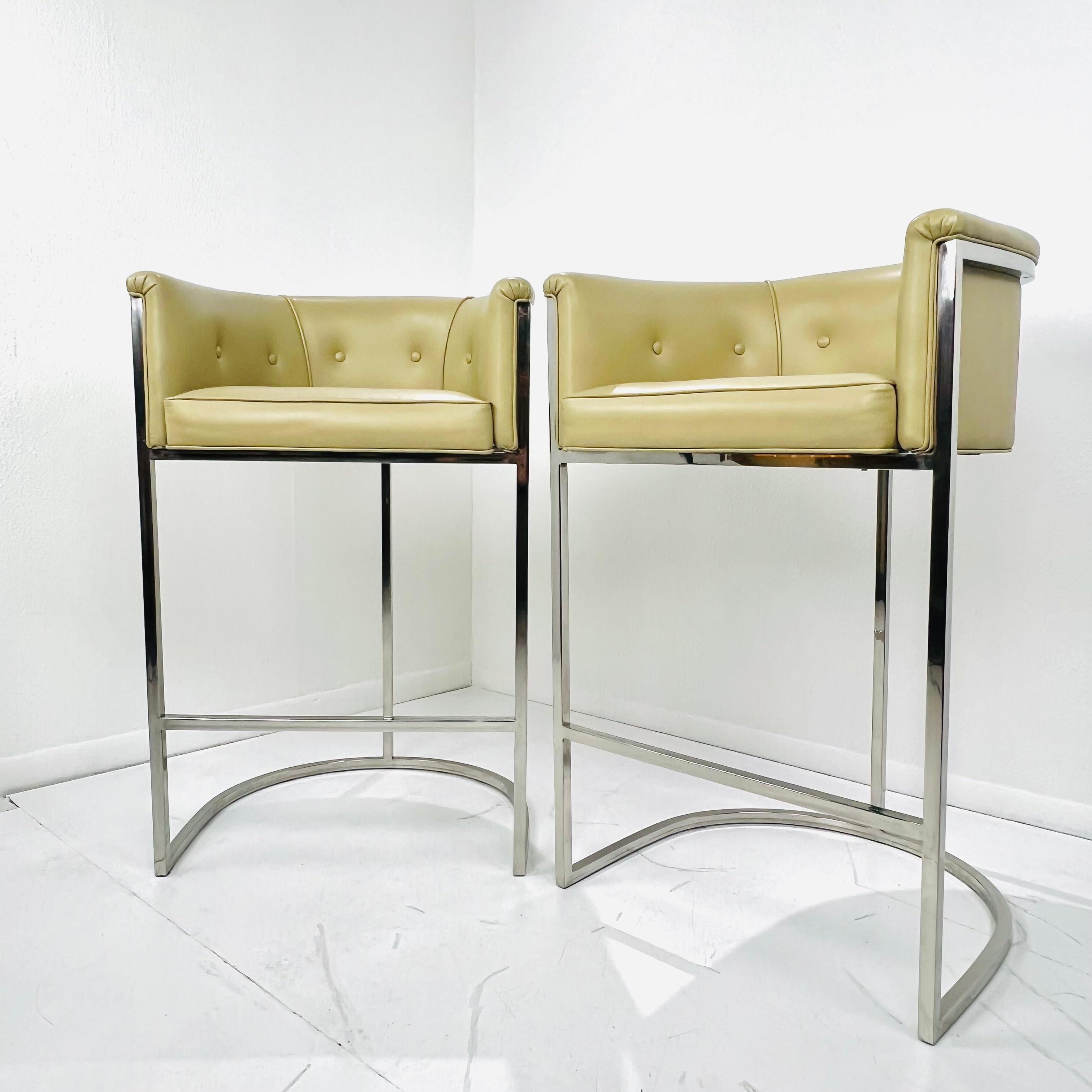 Mid-Century Modern Pair of Barrel Back Barstools in the Style of Milo Baughman For Sale