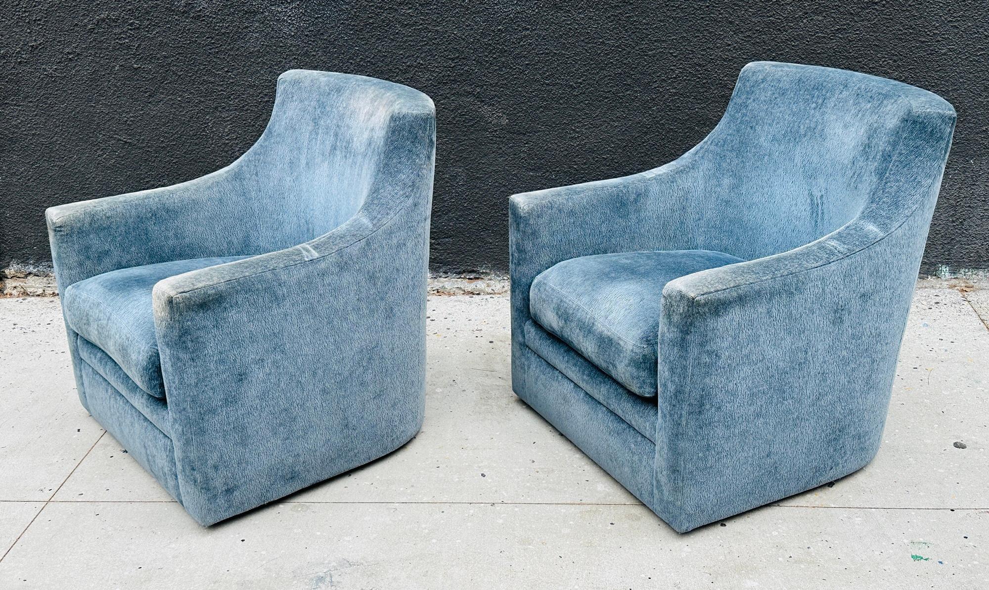 Introducing a timeless duo of sophistication and comfort, the Pair of Barrel-Back Chairs on Swivel Mechanism, USA 1990's. Crafted to perfection, these exquisite chairs not only elevate your space but also provide a luxurious seating experience.
The