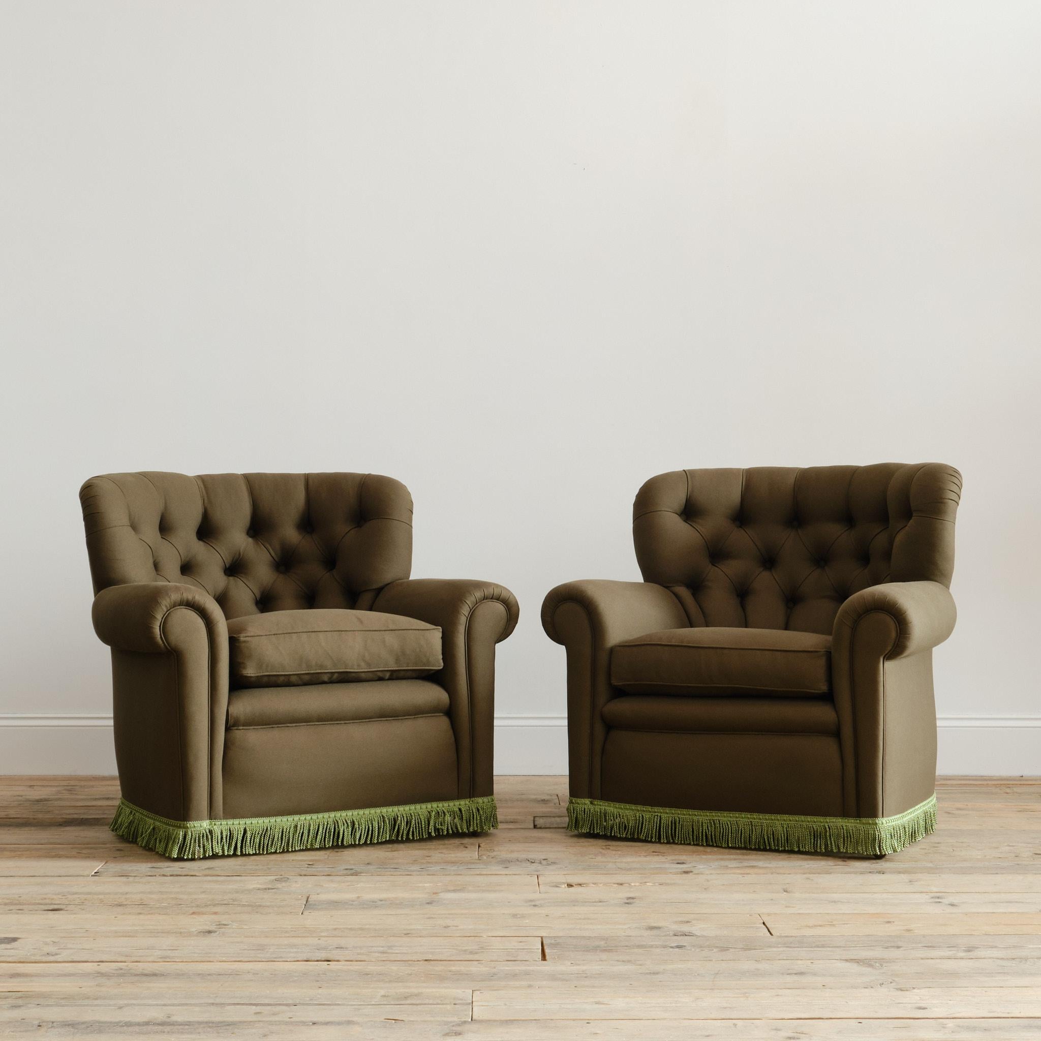 Una grande coppia di sedie club con schienale a botte della metà del XX secolo. Il rivestimento è stato realizzato da noi in cotone verde kaki Amara di Ada & Greene con nuovi cuscini in piuma. 

Le altezze dei sedili differiscono leggermente. 

52