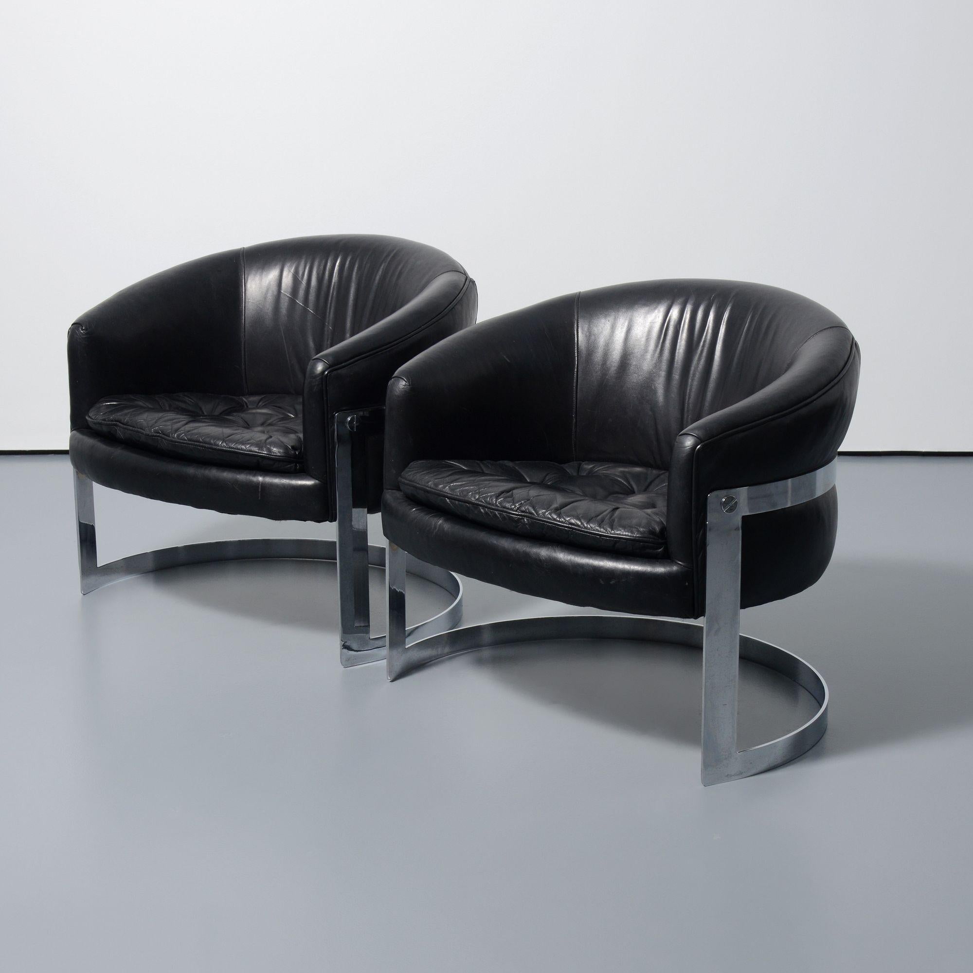 20th Century Pair of Barrel Back Lounge Chairs Attributed to Milo Baughman For Sale