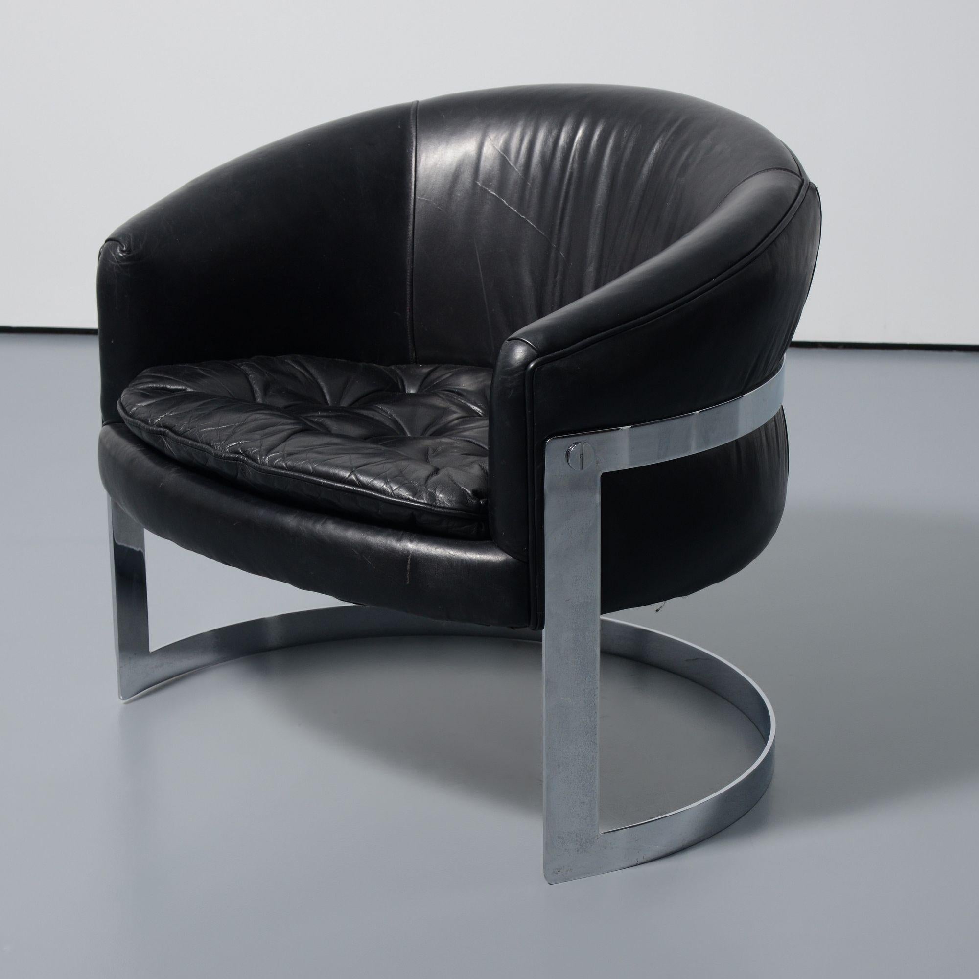 Leather Pair of Barrel Back Lounge Chairs Attributed to Milo Baughman For Sale